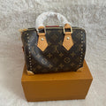 Sac à main bandoulière monogramme à clous dorés — Taille S