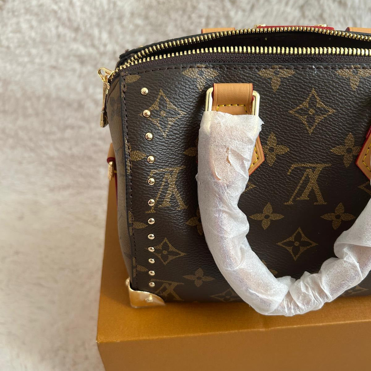 Sac à main bandoulière monogramme à clous dorés — Taille S