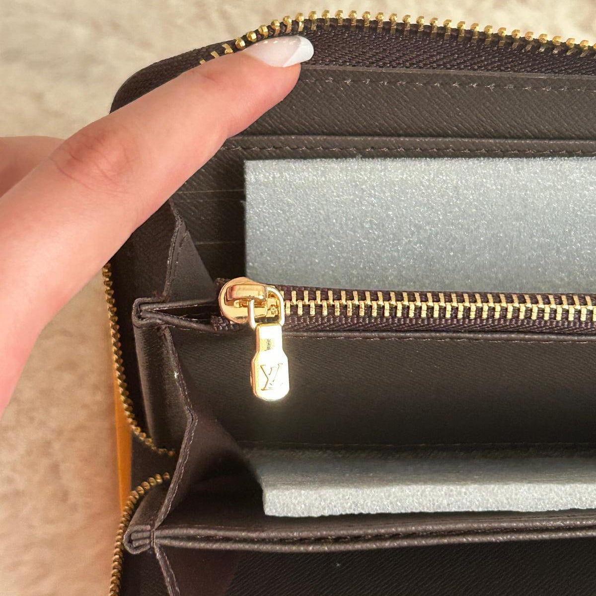 Pochette zippée monogramme fleuri beige et marron