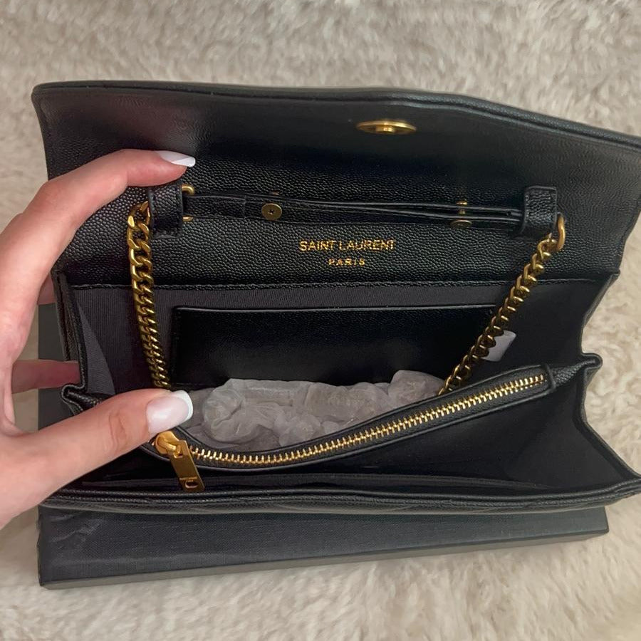 Sac à main cuir noir avec boucle dorée