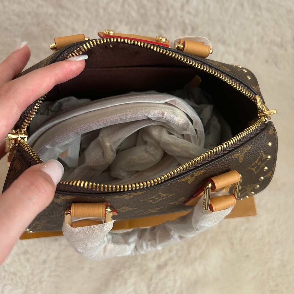 Sac à main bandoulière monogramme à clous dorés — Taille S