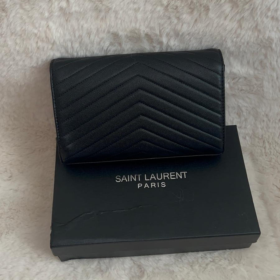Sac à main cuir noir avec boucle dorée