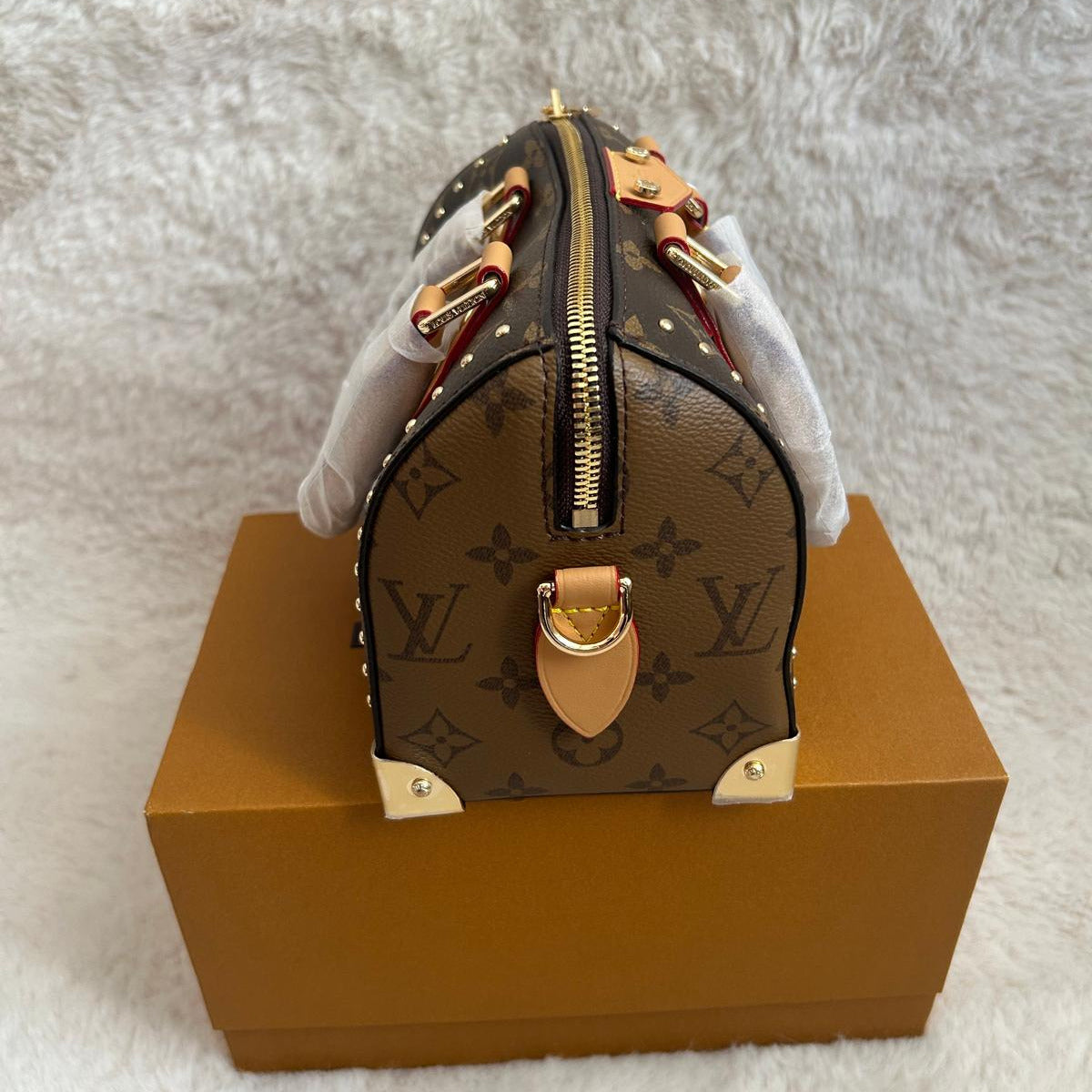Sac à main bandoulière monogramme à clous dorés — Taille S