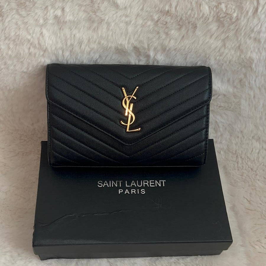 Sac à main cuir noir avec boucle dorée