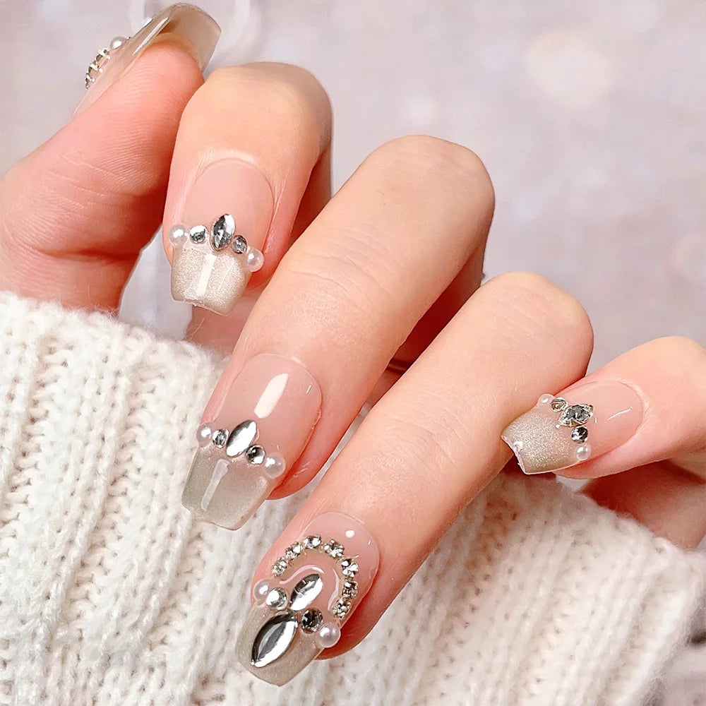 Faux ongles à pression Amande Moyen Nude Doré Strass Goutte Perle – Faits main (Lot de 10)