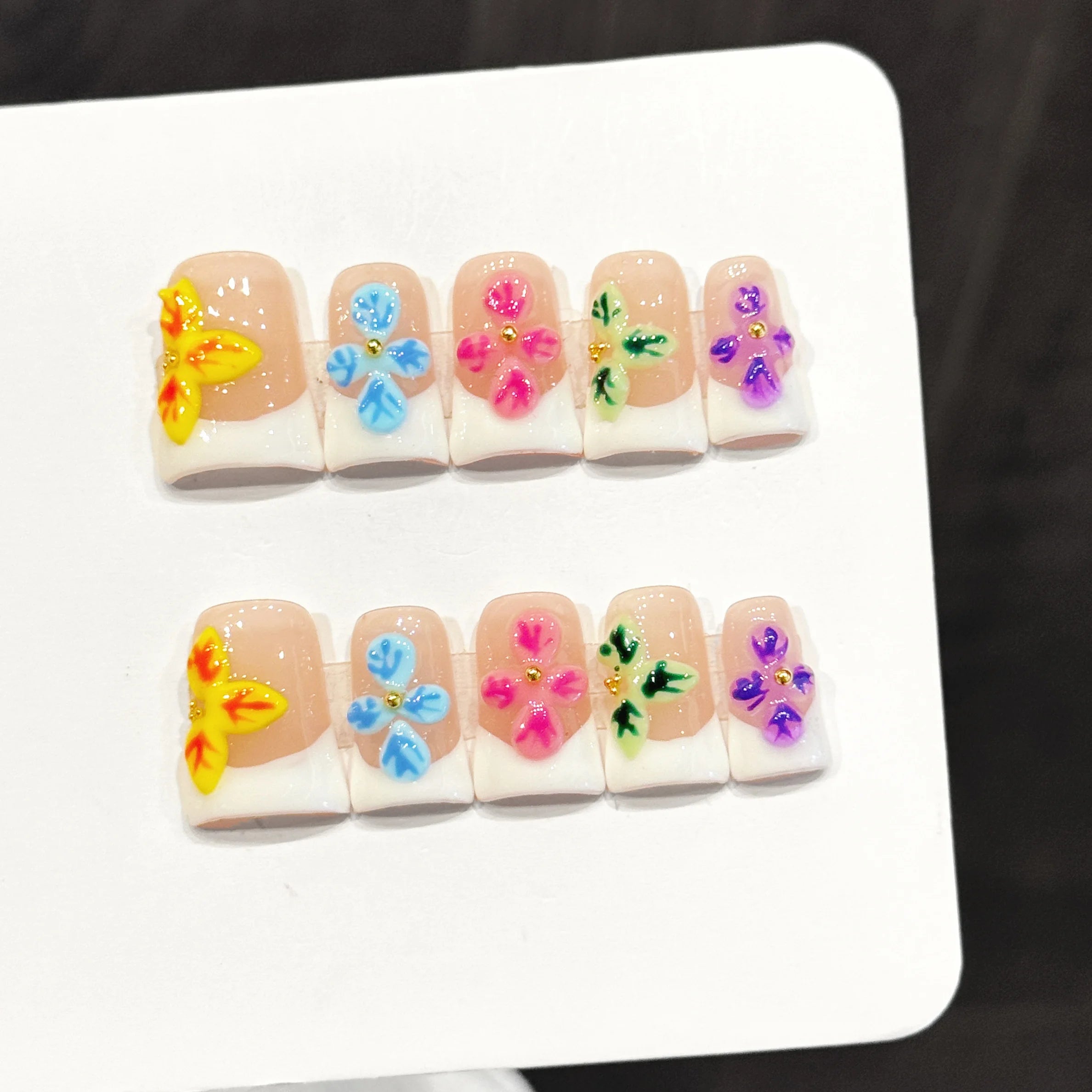 Faux ongles à pression Duck Moyen Fleurs Peintes à la Main - Faits main (Lot de 10)