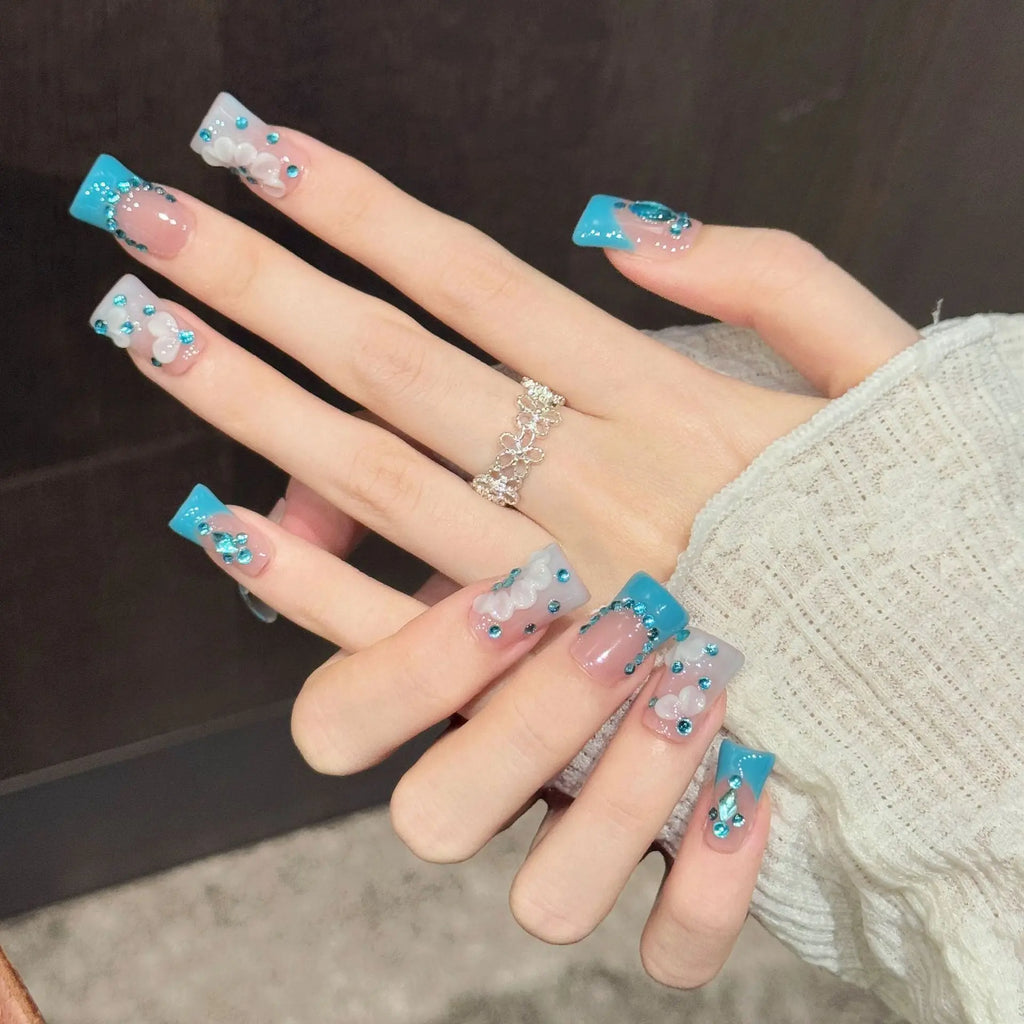Faux ongles à pression Duck Moyen Bleu Lac French Diamant Fleurs Blanches 3D - Faits main (Lot de 10)