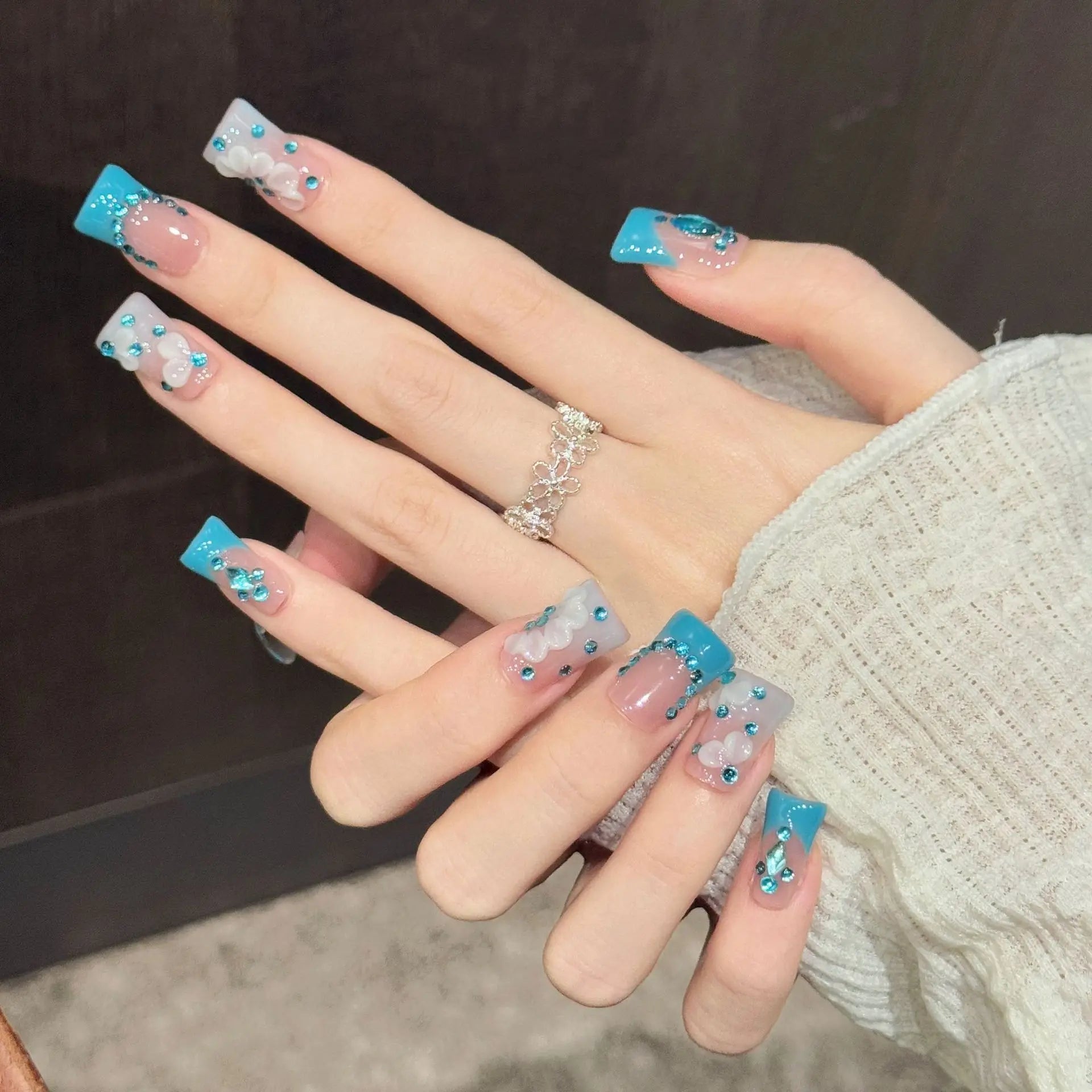 Faux ongles à pression Duck Moyen Bleu Lac French Diamant Fleurs Blanches 3D - Faits main (Lot de 10)