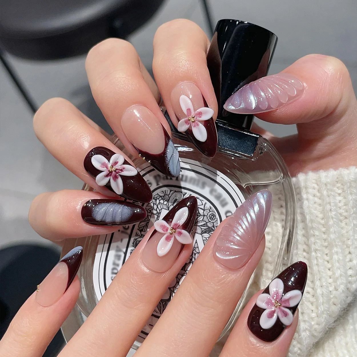 Faux ongles à pression Noir Nude Fleur Sakura – Amande - Faits main (Lot de 10)