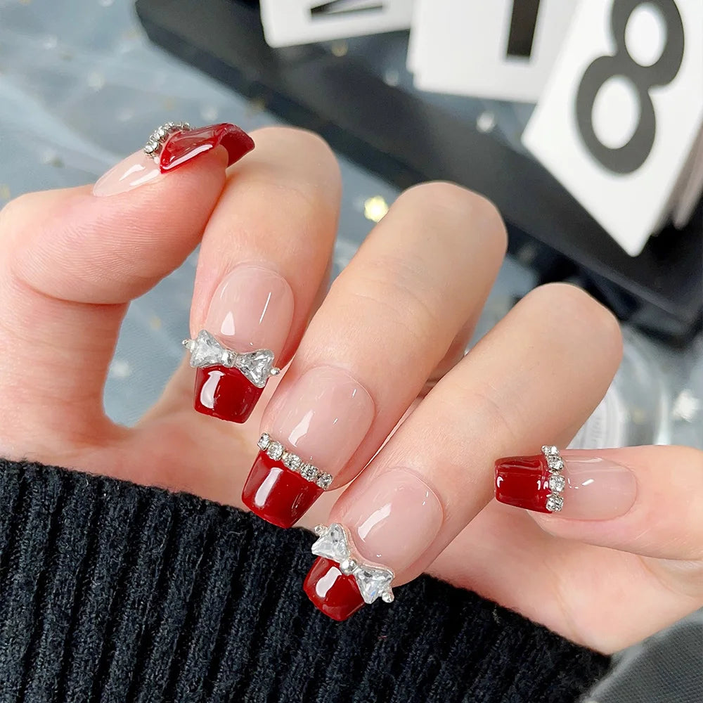Faux ongles à pression Carré Moyen French Rouge Nœud Strass – Faits main (Lot de 10)