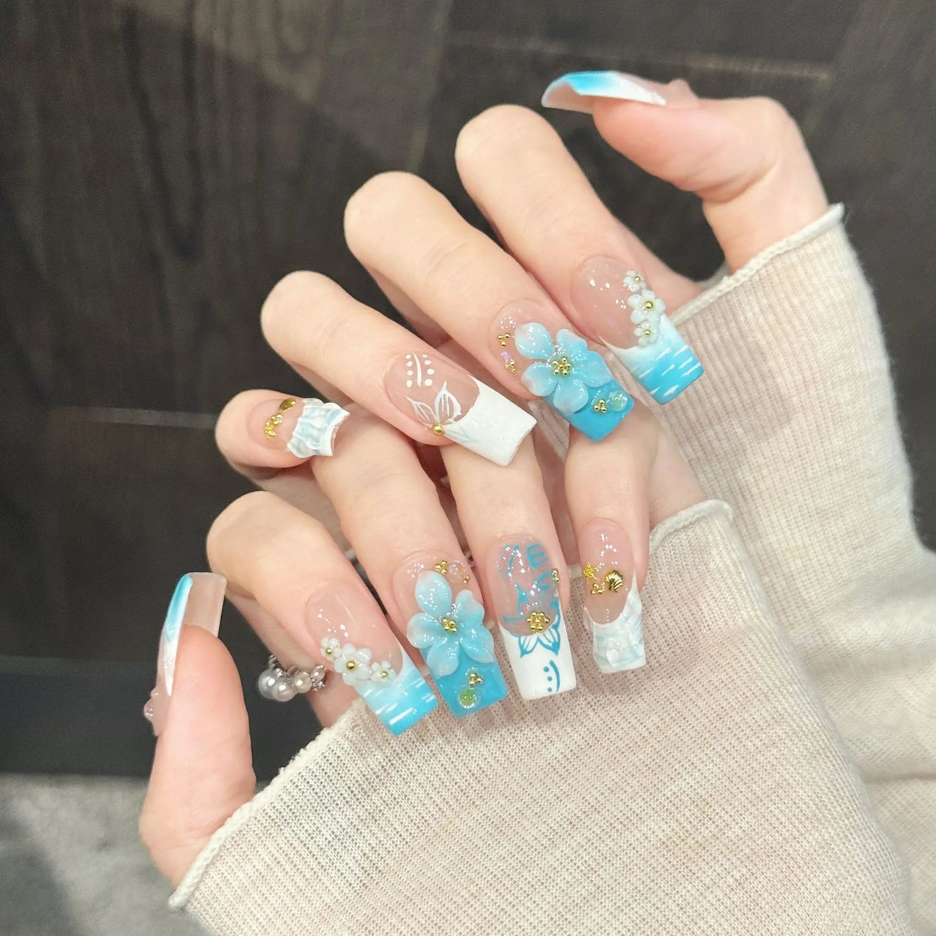 Aufdrückbare Fingernägel, eckig lang, blau mit geschnitzten Blumenrand (10 Stück)
