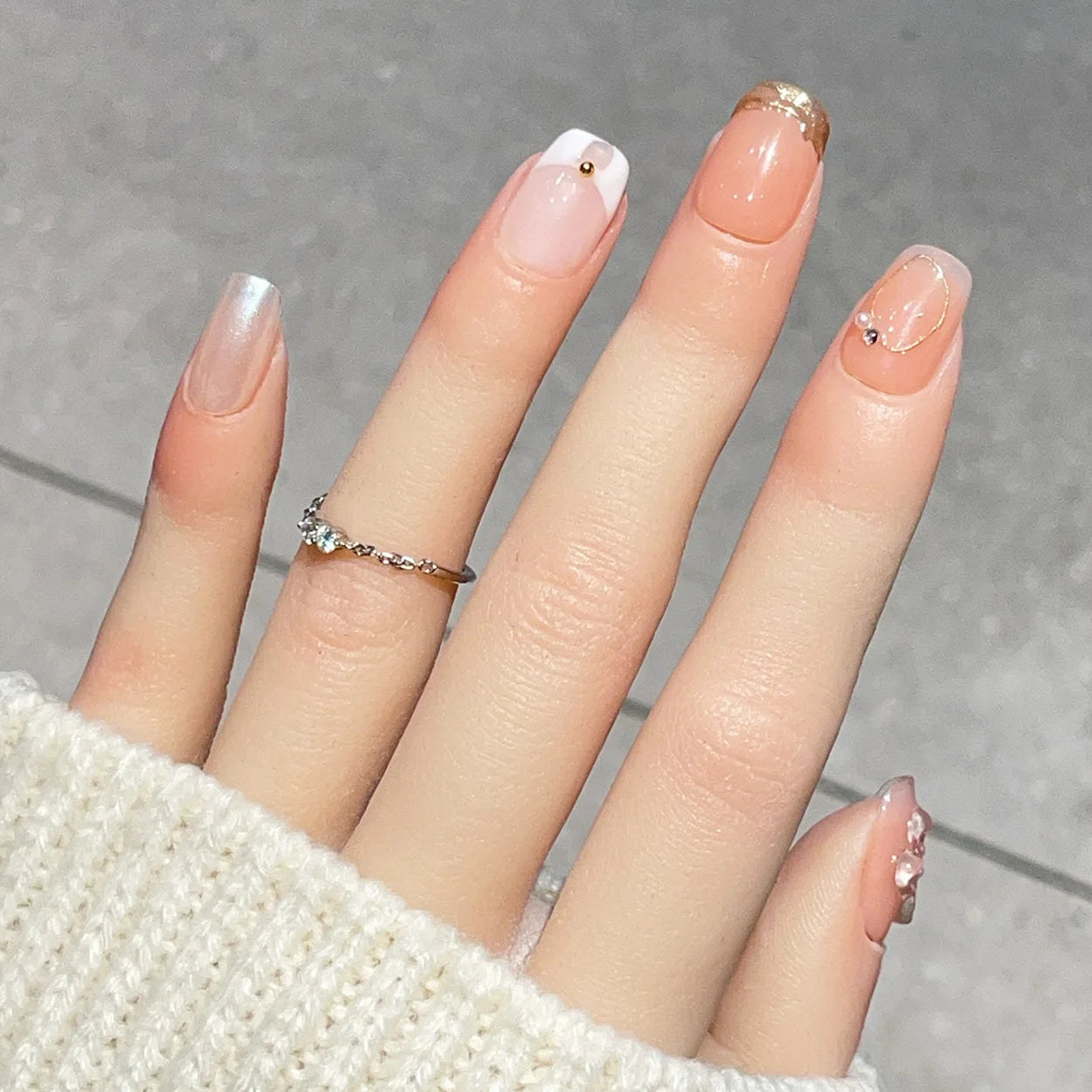 Faux ongles à pression Carré Arrondi Court Nude Rosé Fleur Transparente Dorée – Faits main (Lot de 10)