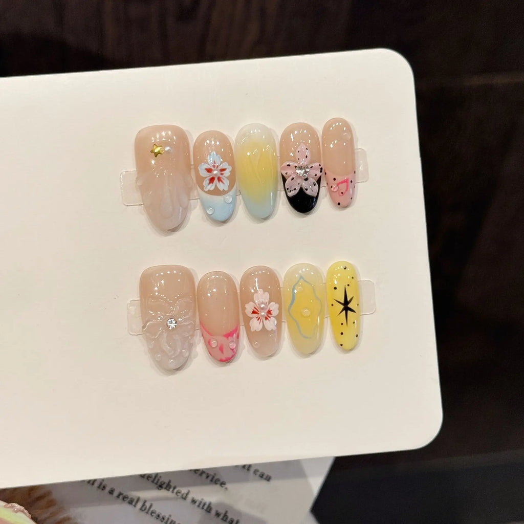 Faux ongles à pression Ovale Moyen Beige Rosé Fleurs Délicates - Faits main (Lot de 10)