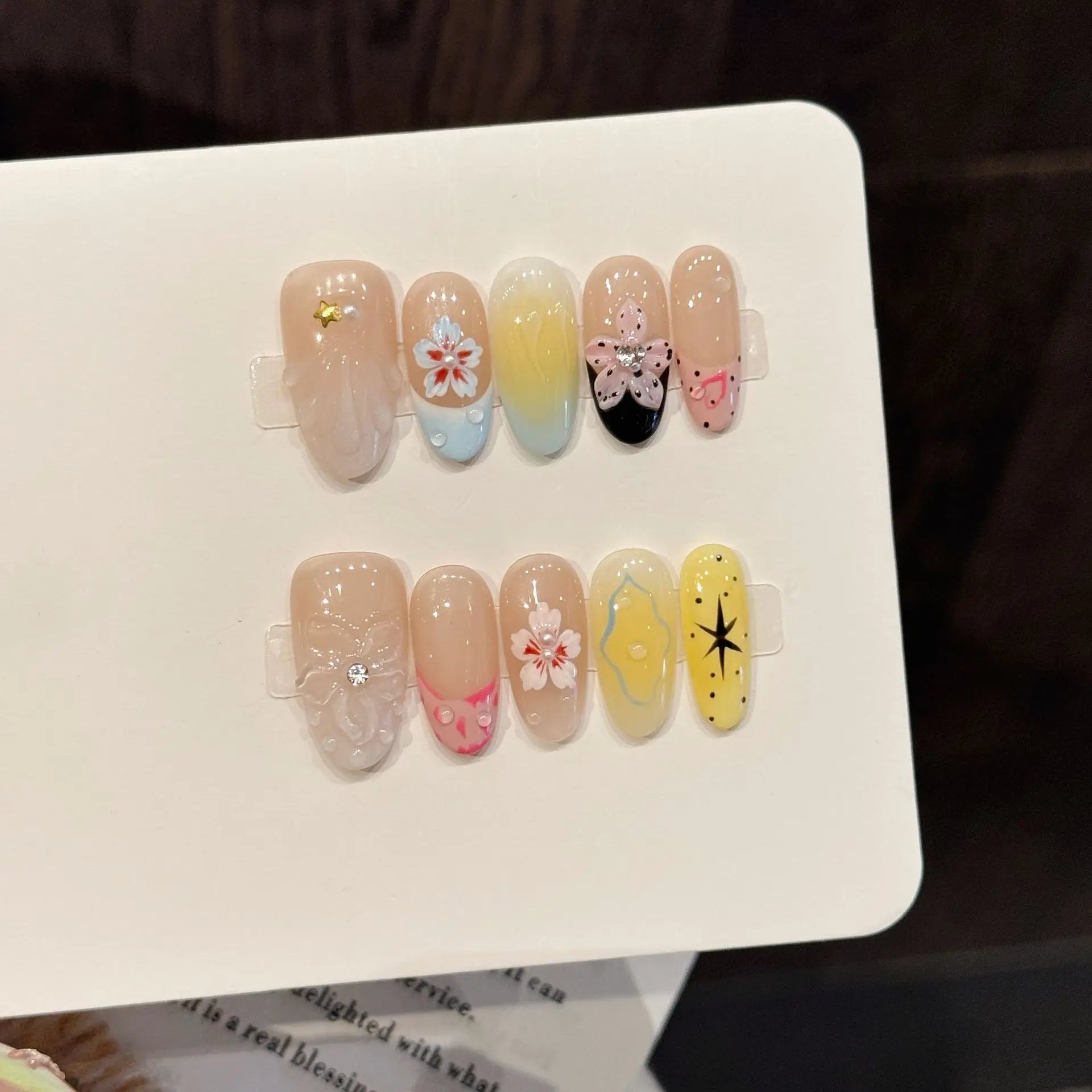 Faux ongles à pression Ovale Moyen Beige Rosé Fleurs Délicates - Faits main (Lot de 10)