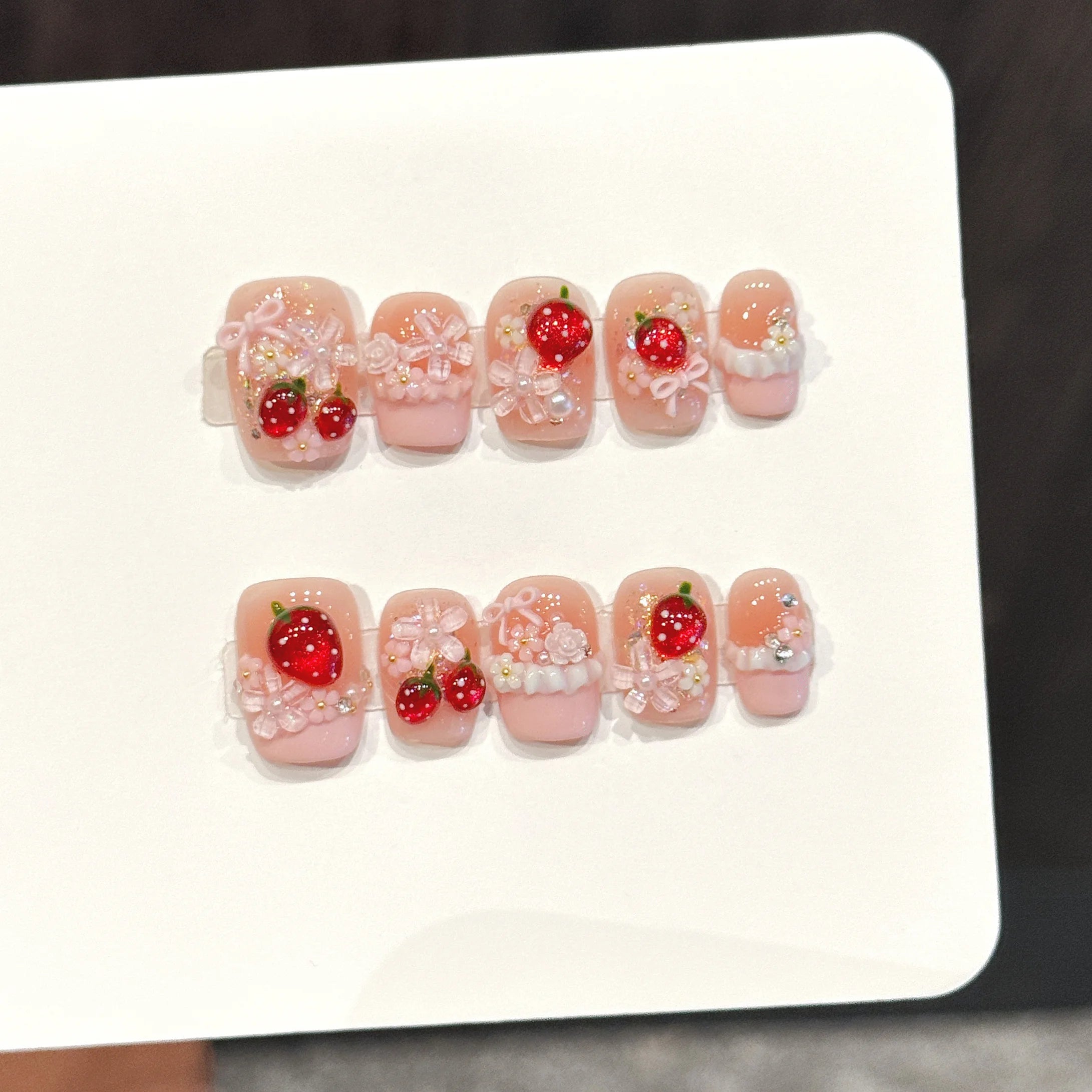 Faux ongles à pression Coffin Court Rose Clair Fraises et Perles - Faits main (Lot de 10)
