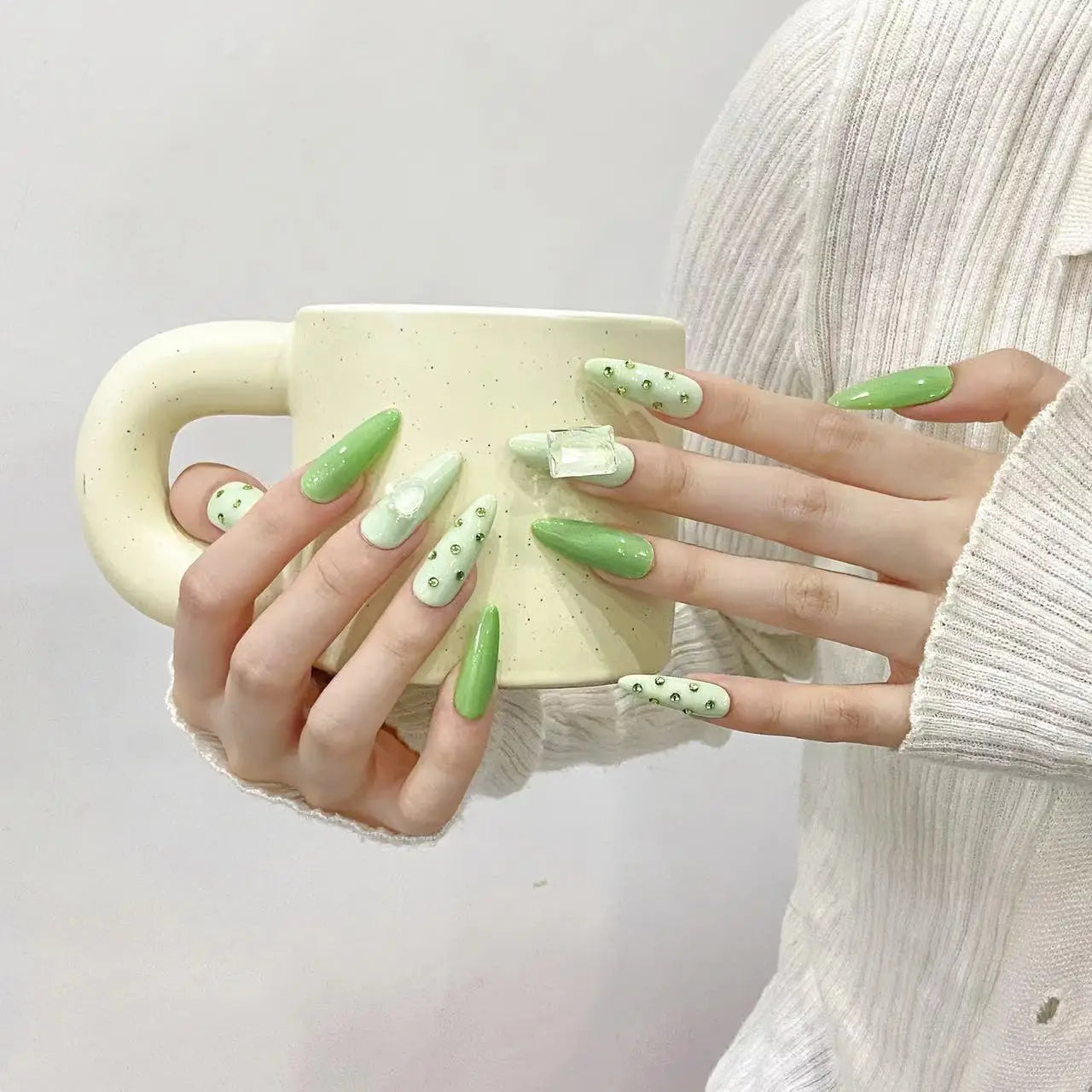 Faux ongles à pression Amande Long Vert Citron Frais Œil de Chat - Faits main (Lot de 10)