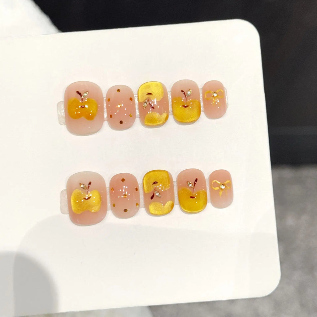 Faux ongles à pression Rond Court Pomme Dessinée Main Feuilles d'Or Nœud - Faits main (Lot de 10)