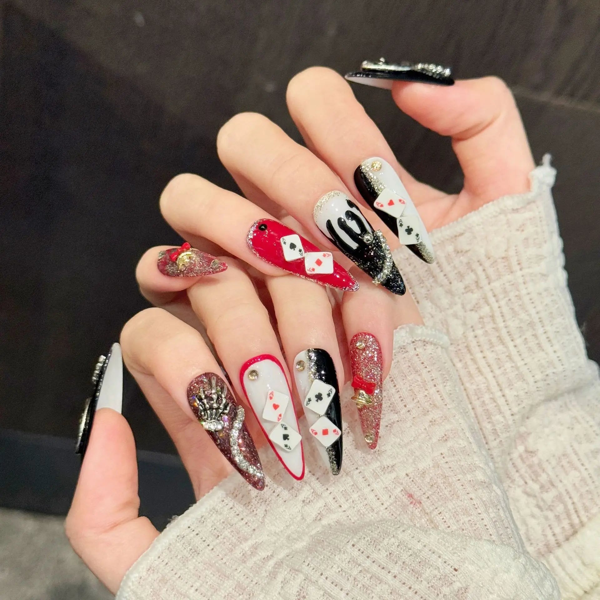 Faux ongles à pression Amande Long Rouge Pailleté Masque Poker Diamant - Faits main (Lot de 10)