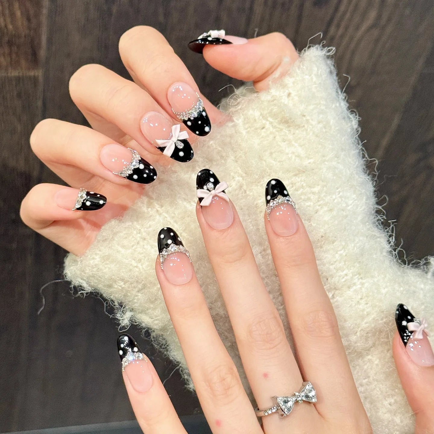 Faux ongles à pression Amande Moyen Beige Rosé Nœud French Strass - Faits main (Lot de 10)
