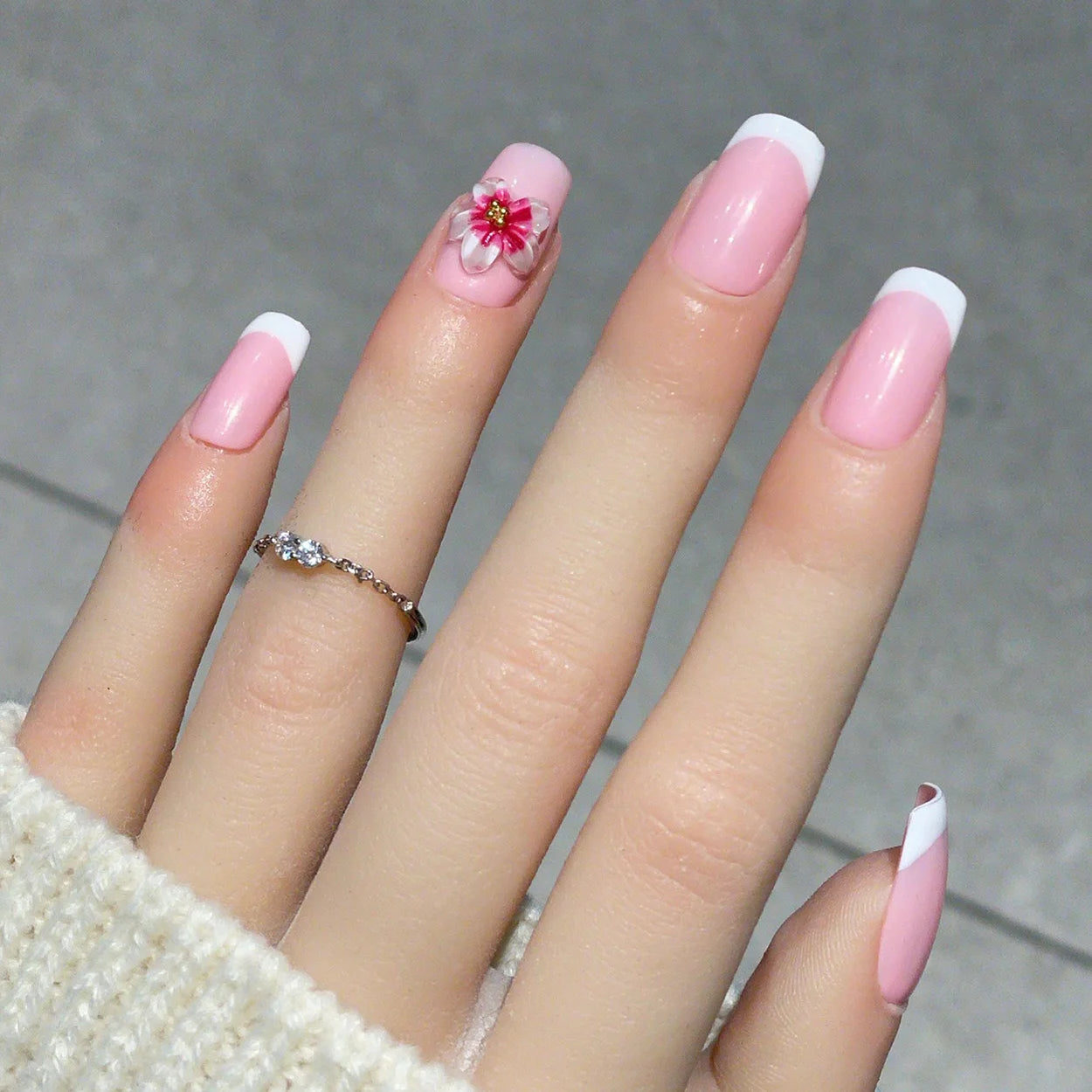 Faux ongles à pression Carré Arrondi Moyen French Rose Fleur Fuchsia – Faits main (Lot de 10)