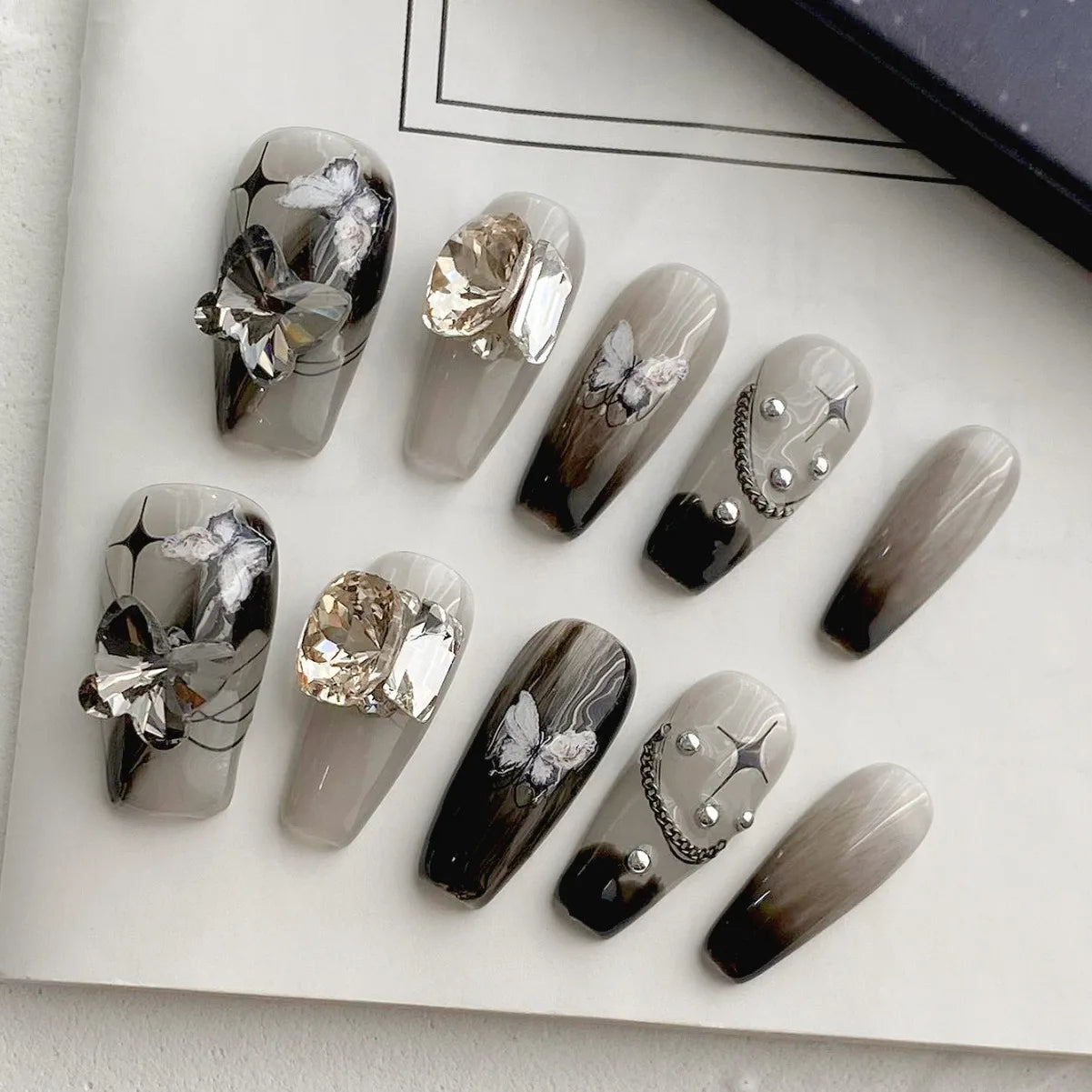 Faux ongles à pression Ballerine Moyen Noir Camélia Papillons Style Chinois - Faits main (Lot de 10)