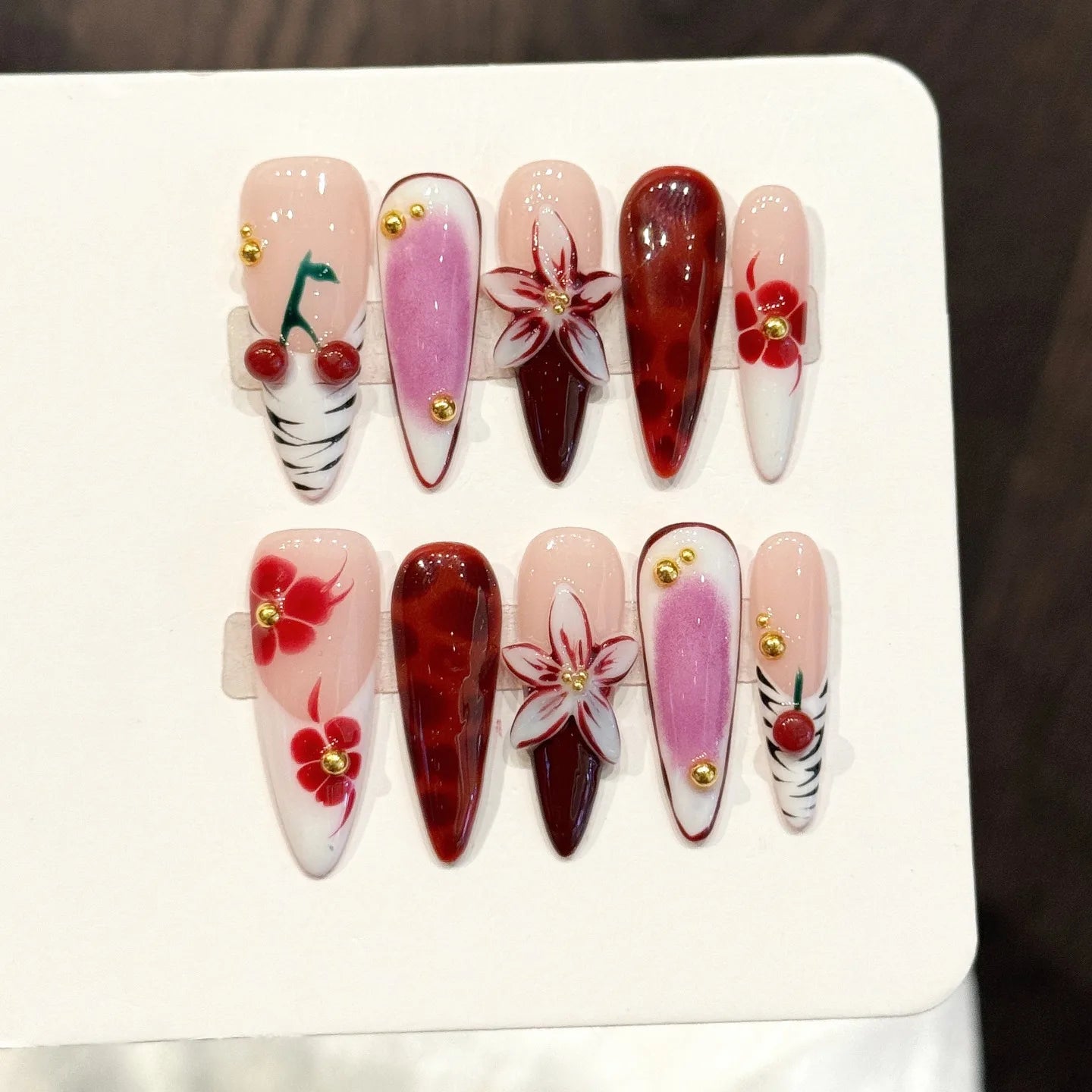 Faux ongles à pression Stiletto Long Fleurs Sculptées Effet Miroir - Faits main (Lot de 10)
