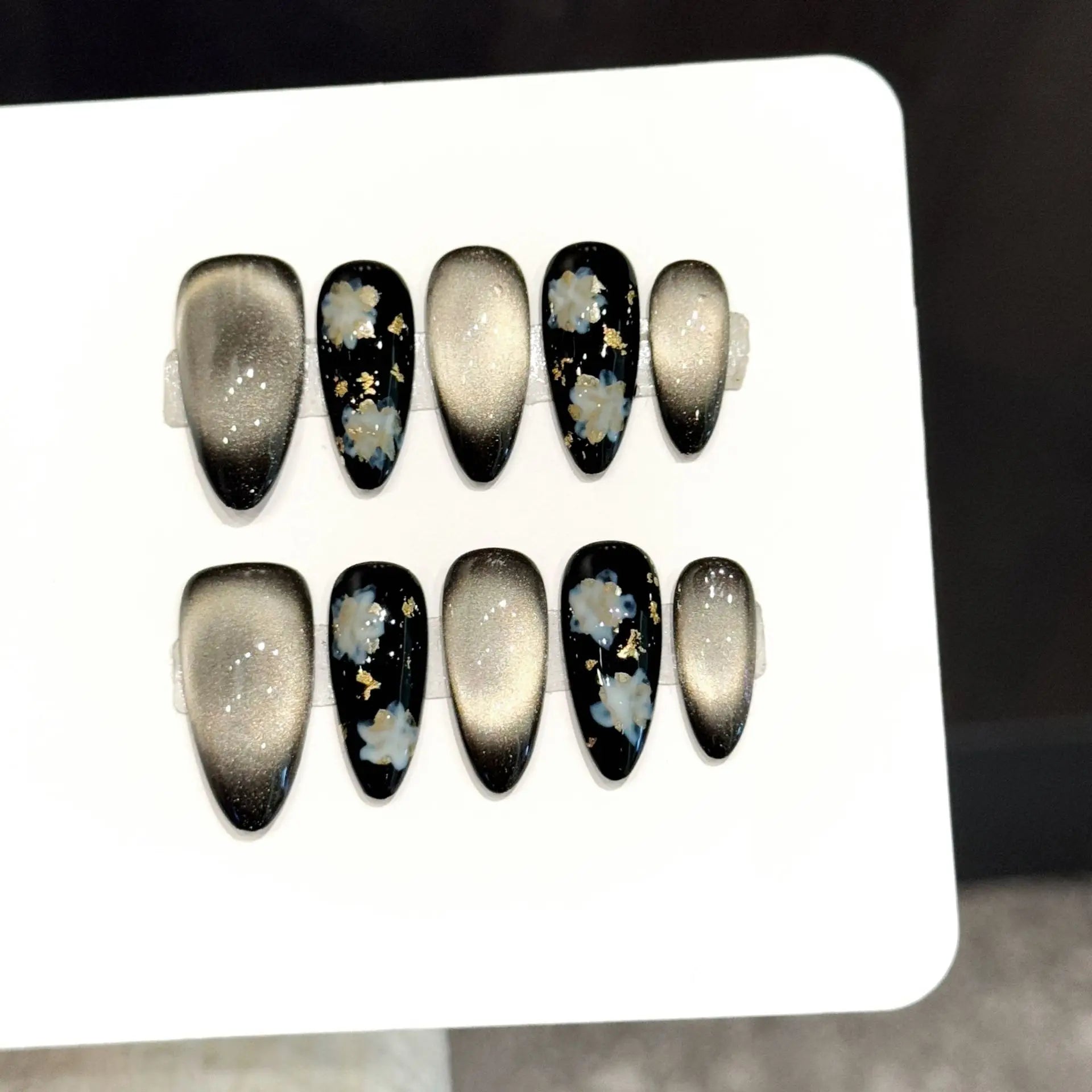 Faux ongles à pression Amande Moyen Noir Doré Œil de Chat Fleurs Dorées - Faits main (Lot de 10)