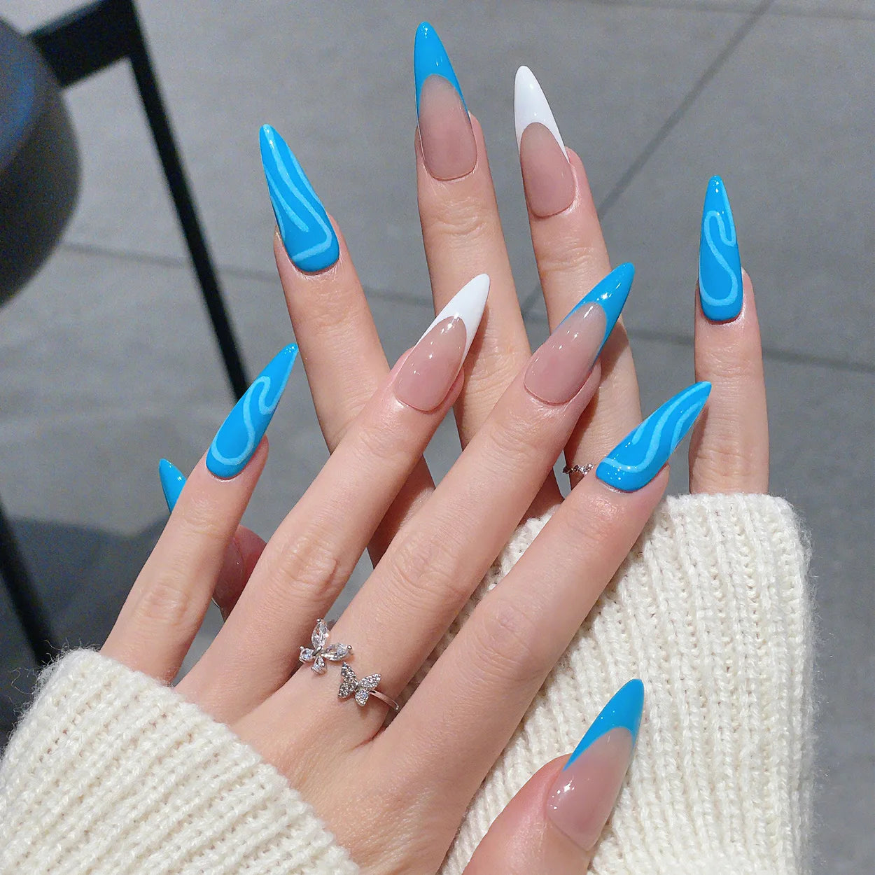 Faux ongles à pression Amande Long Nude Bleu Lignes Dansantes - Faits main (Lot de 10)