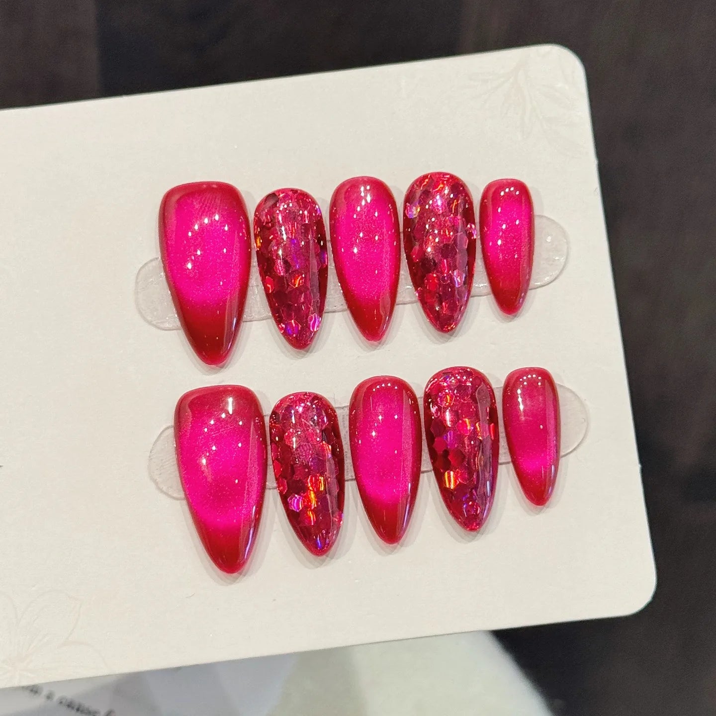 Faux ongles à pression Amande Moyen Rubis Rose Œil de Chat Sobre Élégant - Faits main (Lot de 10)