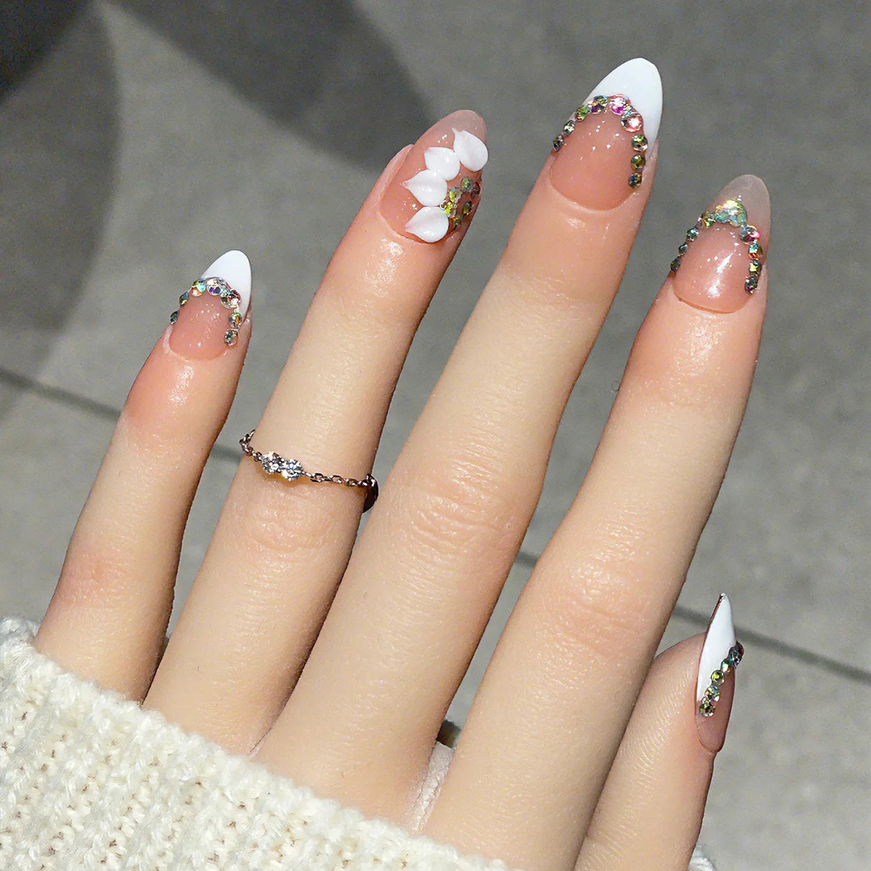 Faux ongles à pression Amande Moyen French Blanc Strass Multicolores Fleur Blanche 3D – Faits main (Lot de 10)