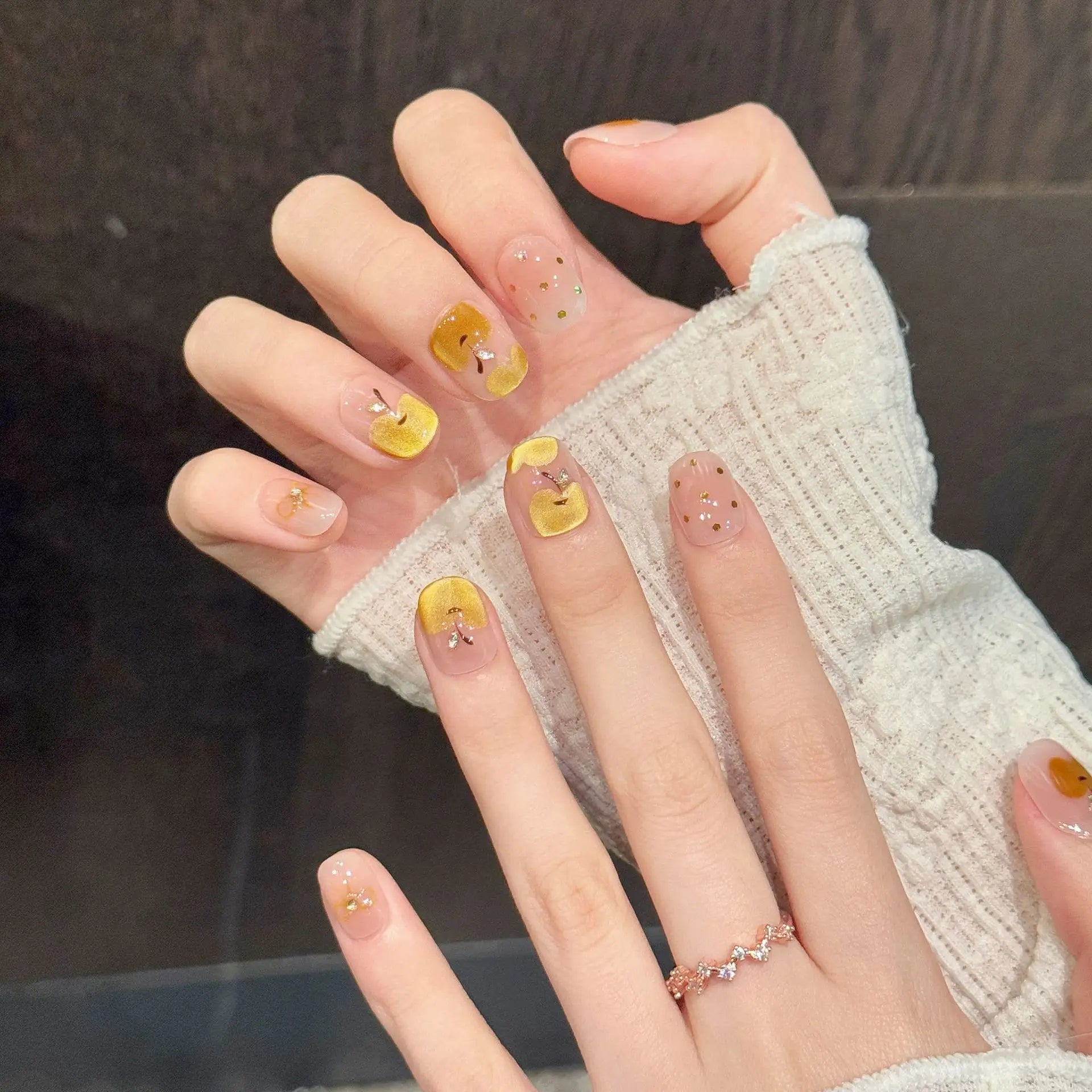 Faux ongles à pression Rond Court Pomme Dessinée Main Feuilles d'Or Nœud - Faits main (Lot de 10)