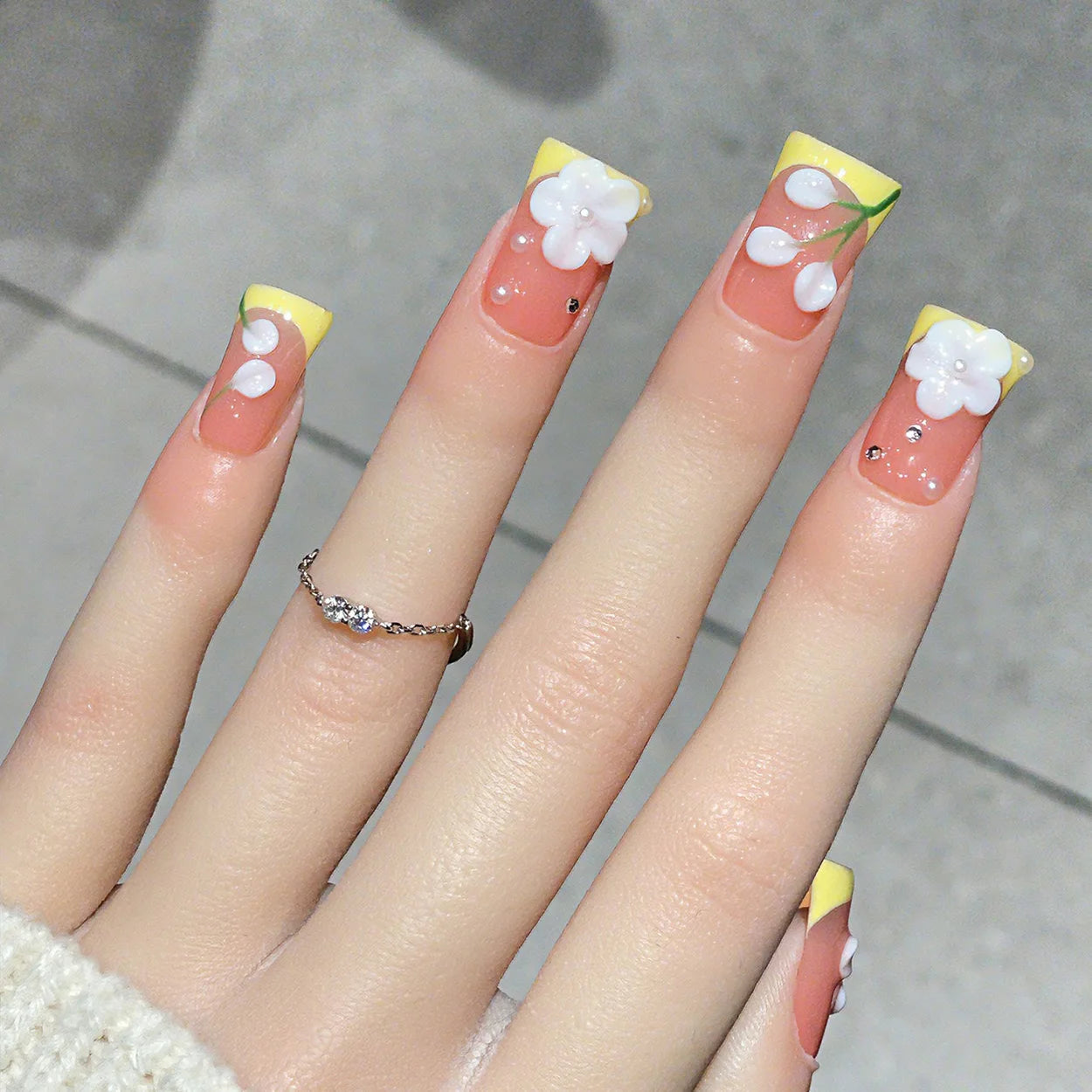 Faux ongles à pression Pêche French Jaune Fleur Blanche 3D - Duck Nails– Faits main (Lot de 10)