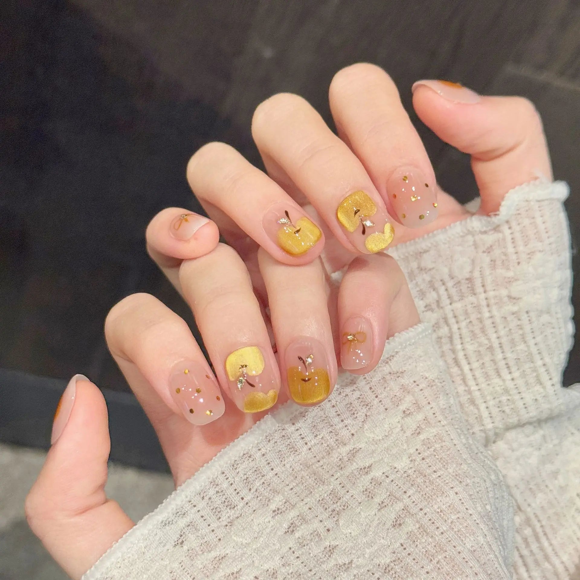 Faux ongles à pression Rond Court Pomme Dessinée Main Feuilles d'Or Nœud - Faits main (Lot de 10)