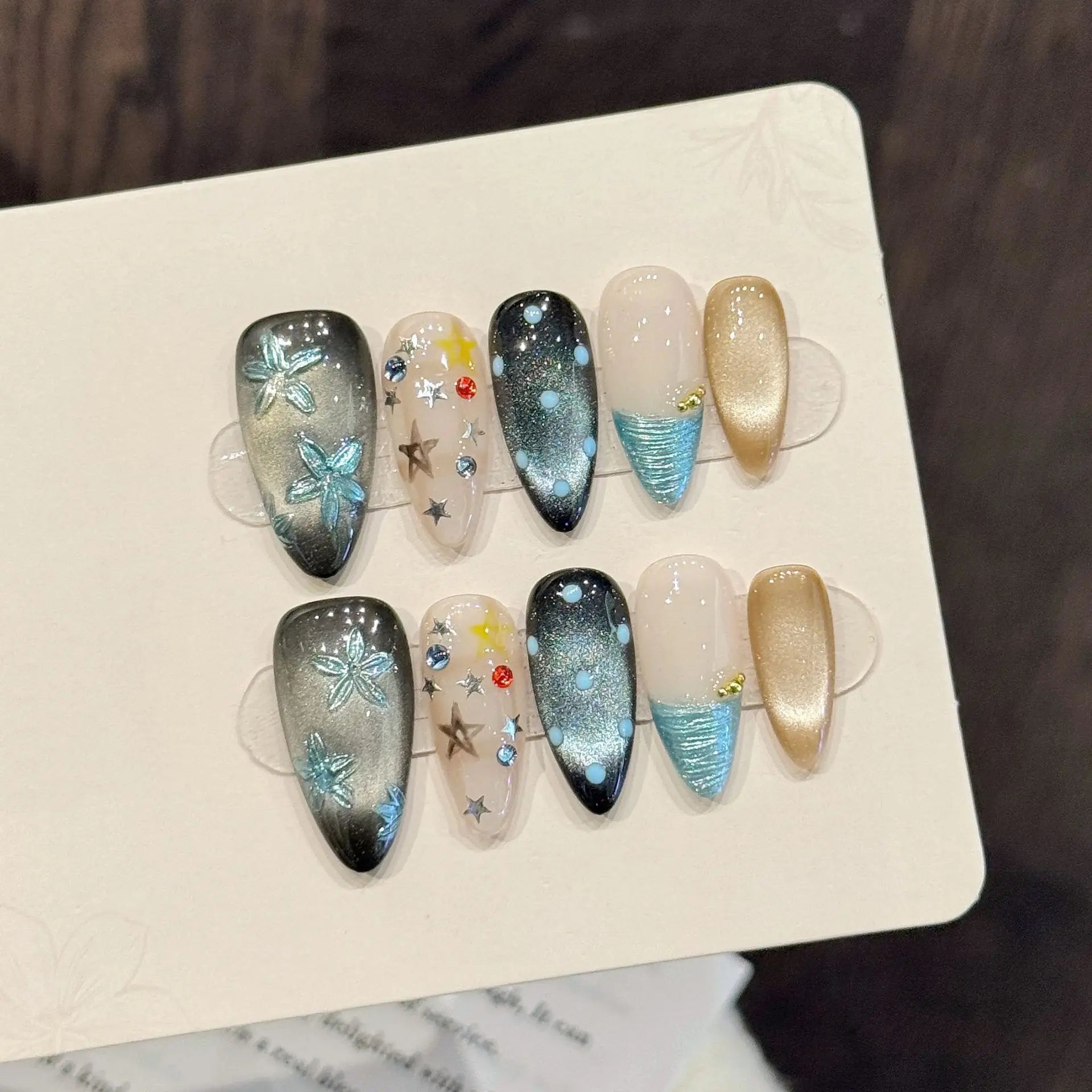 Faux ongles à pression Amande Moyen Bleu Miroir Étoiles Scintillantes - Faits main (Lot de 10)