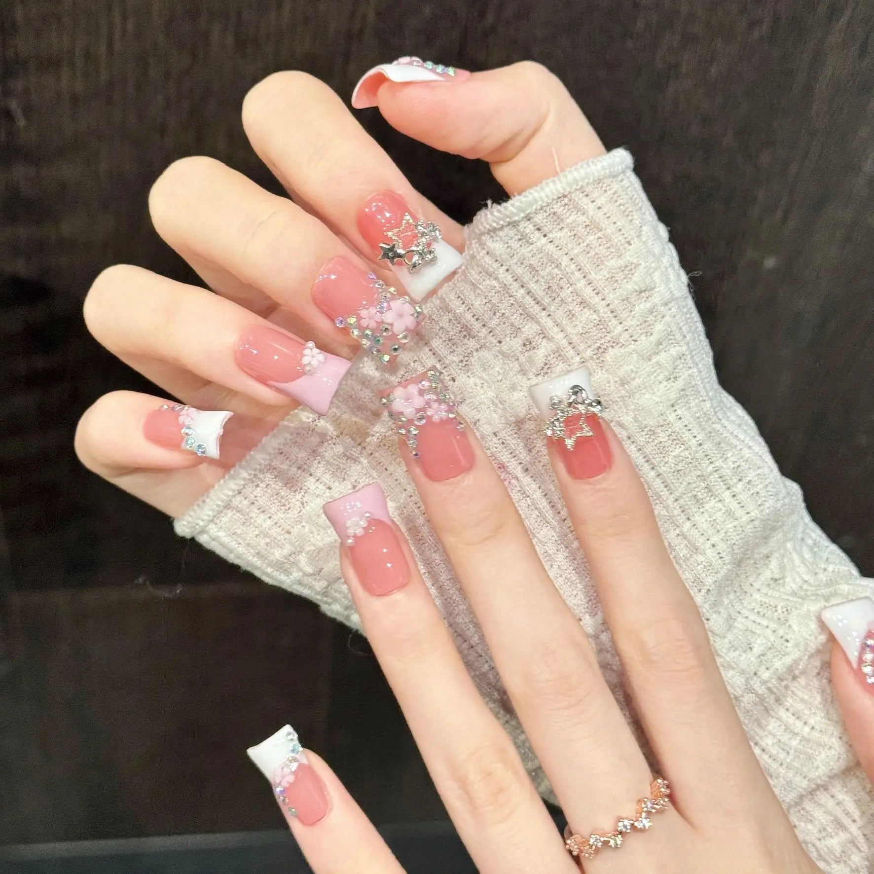 Faux ongles à pression Duck Moyen Fleurs Rose Blanc Contraste French - Faits main (Lot de 10)
