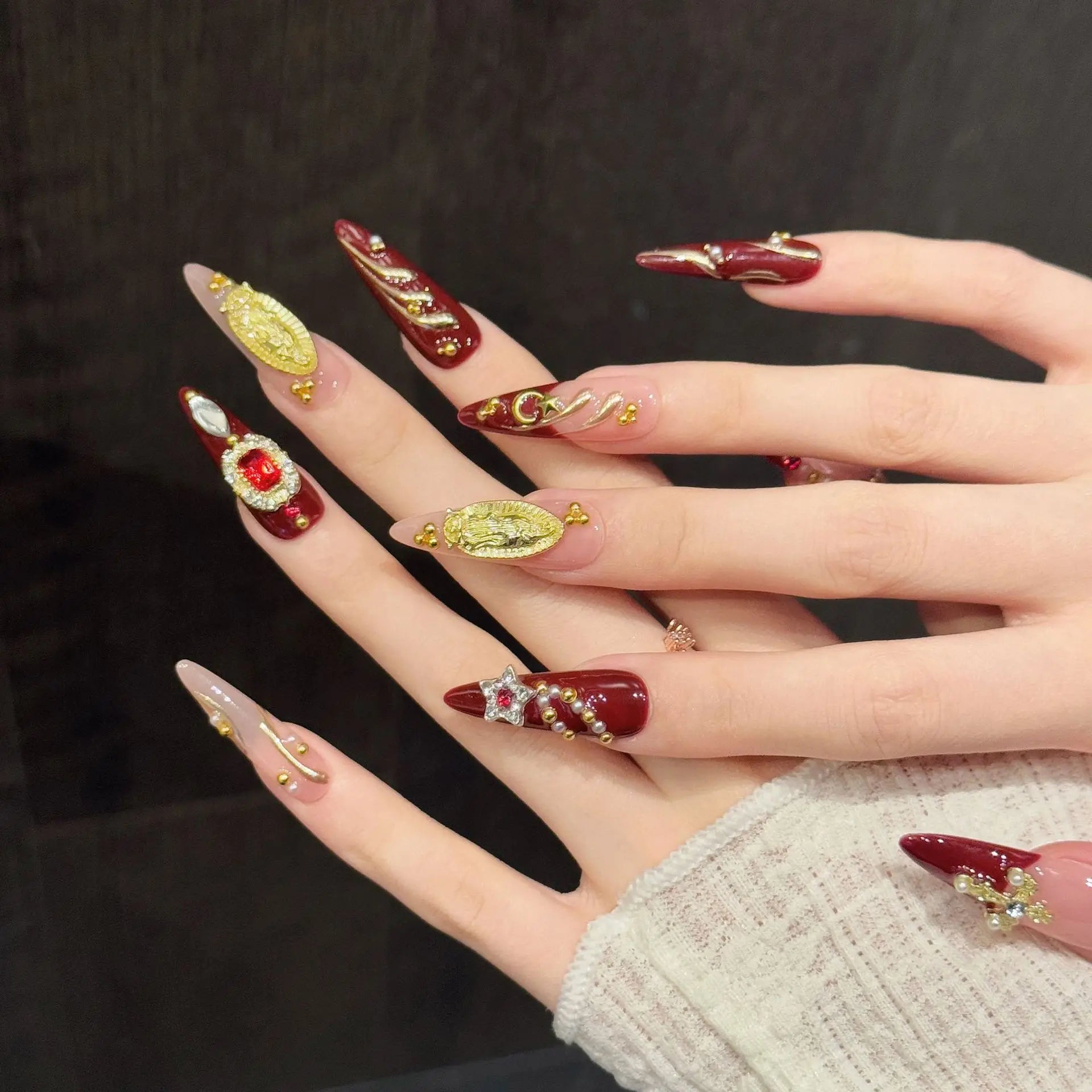 Faux ongles à pression Stiletto Long Rouge et Or Motifs Orientaux - Faits main (Lot de 10)