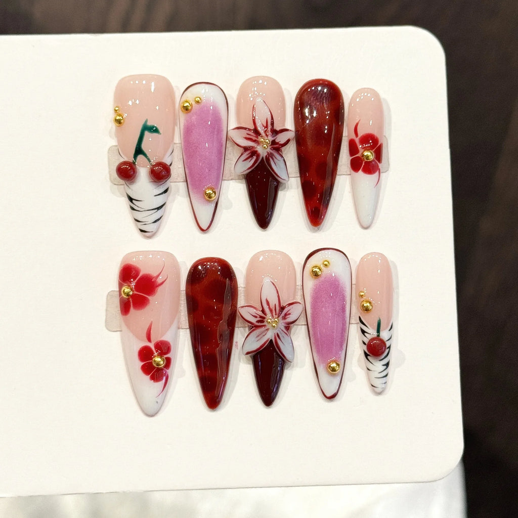 Faux ongles à pression Stiletto Long Blanc Cerises Reliefs Sculptés - Faits main (Lot de 10)
