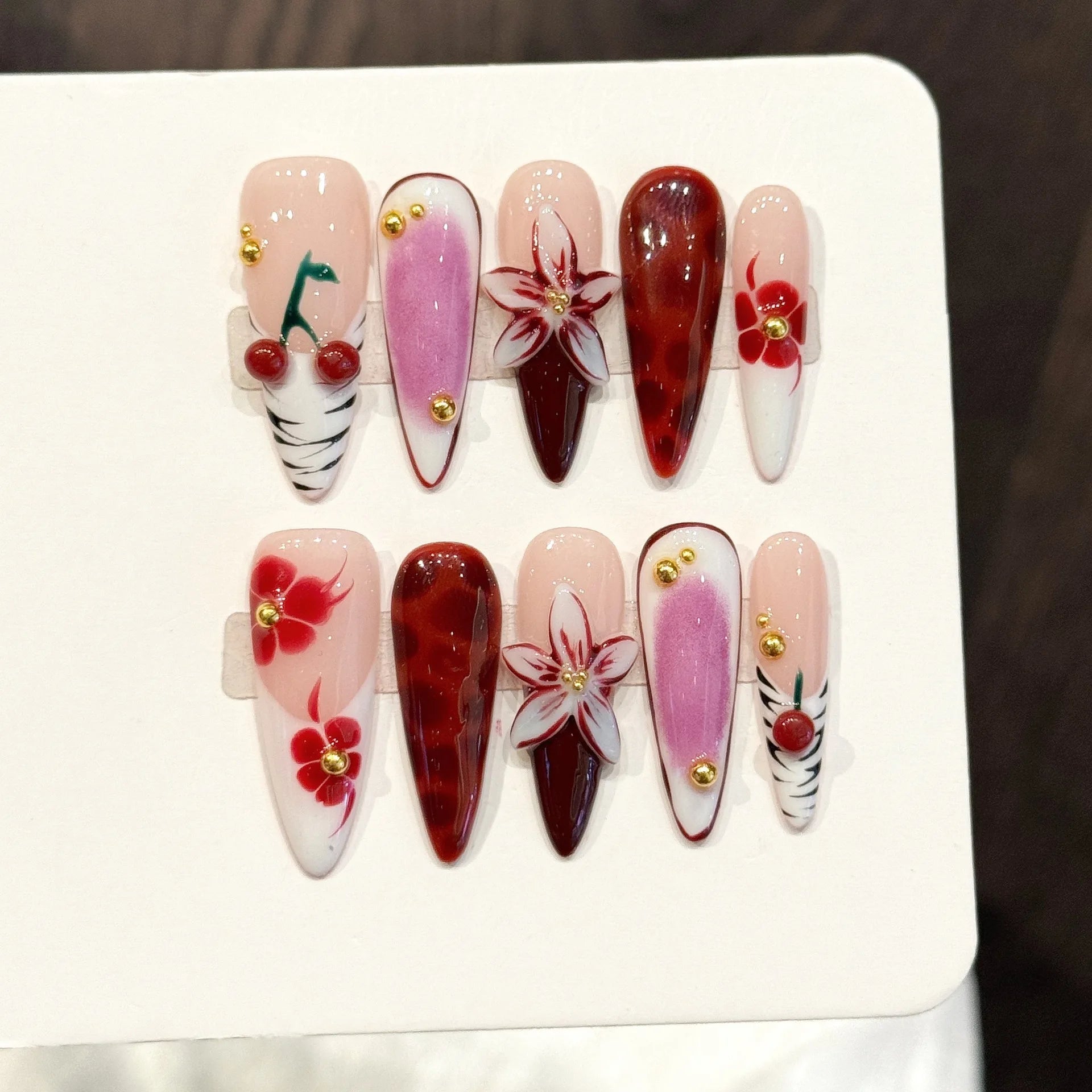 Faux ongles à pression Stiletto Long Blanc Cerises Reliefs Sculptés - Faits main (Lot de 10)