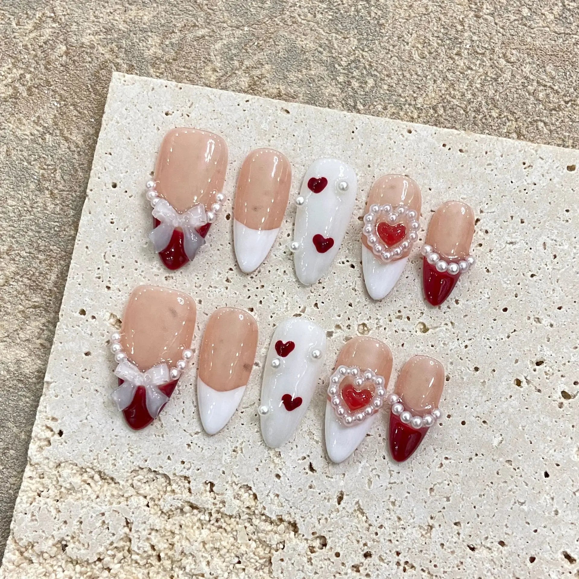 Faux ongles à pression Amande Moyen Blanc Fleurs et Perles Élégants - Faits main (Lot de 10)