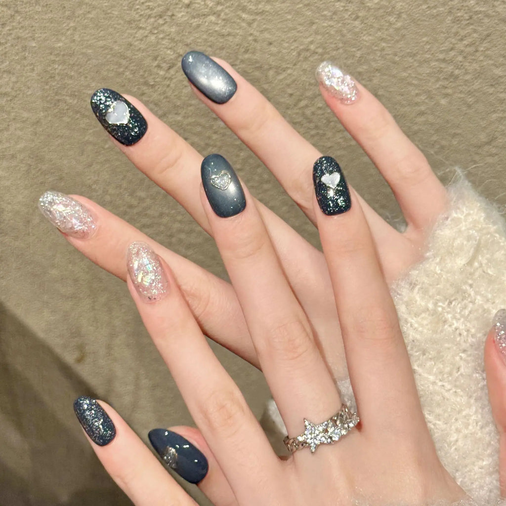 Faux ongles à pression Ovale Moyen Noir Gris Froid Cœur Ajouré Mystérieux - Faits main (Lot de 10)