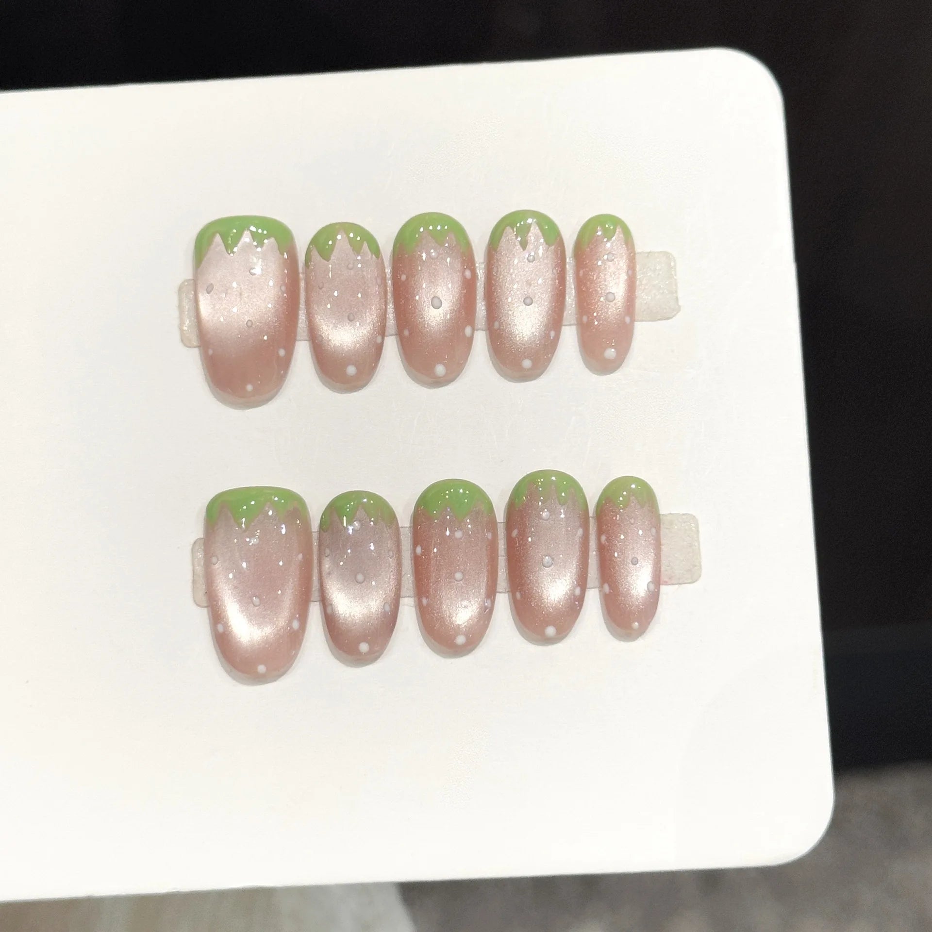 Faux ongles à pression Ovale Moyen Vert Rose Effet Miroir Fraise - Faits main (Lot de 10)