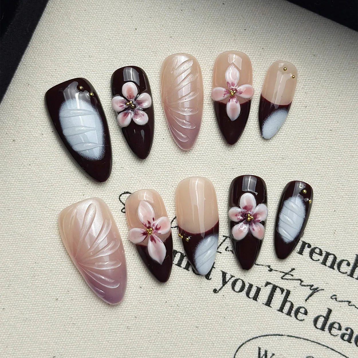 Faux ongles à pression Noir Nude Fleur Sakura – Amande - Faits main (Lot de 10)