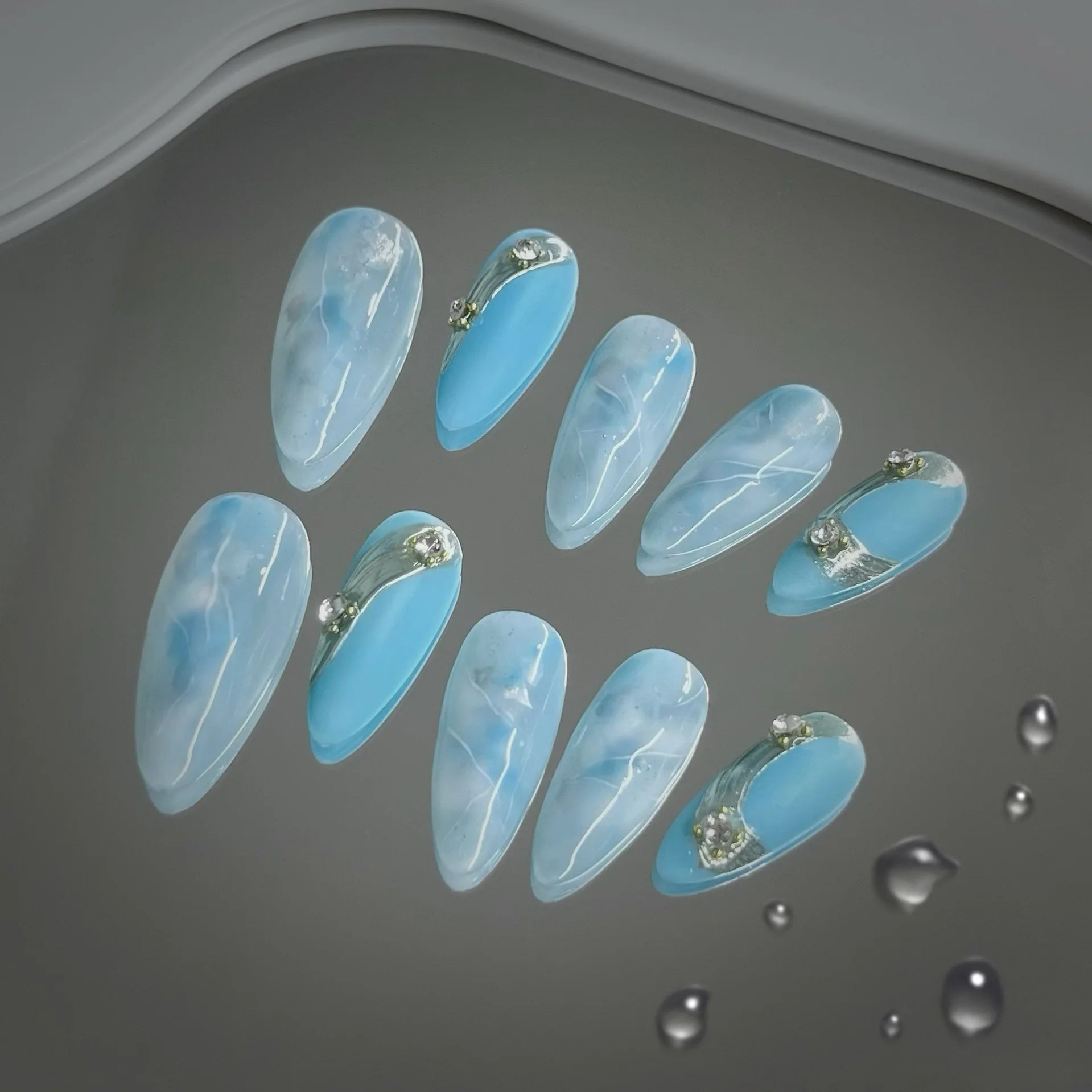 Faux ongles à pression Amande Bleu Ciel Simple et Frais - Faits main (Lot de 10)