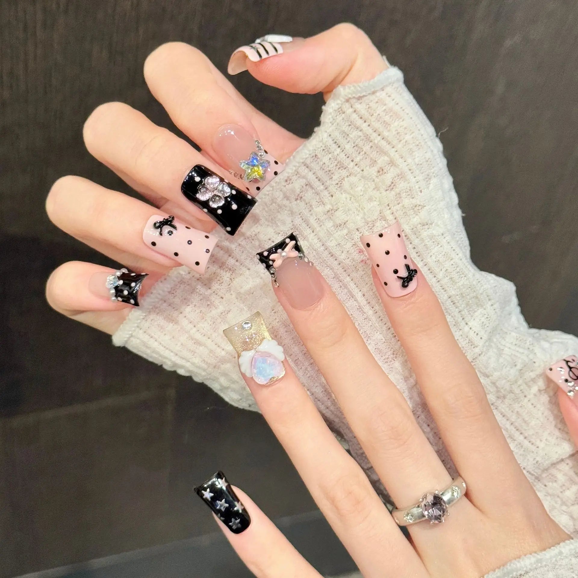 Faux ongles à pression Duck Carré Moyen Noir Poudré Pois Notes Musicales - Faits main (Lot de 10)