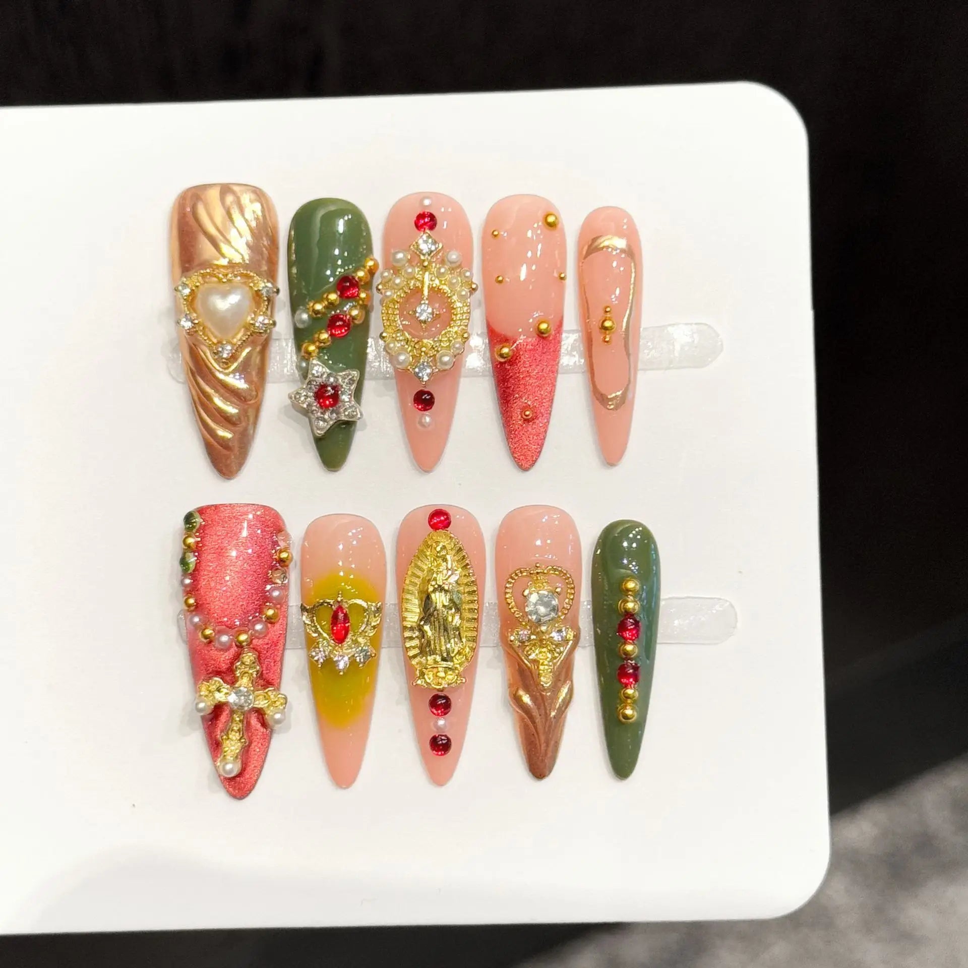 Faux ongles à pression Stiletto Long Rouge Vert Baroque Rétro - Faits main (Lot de 10)
