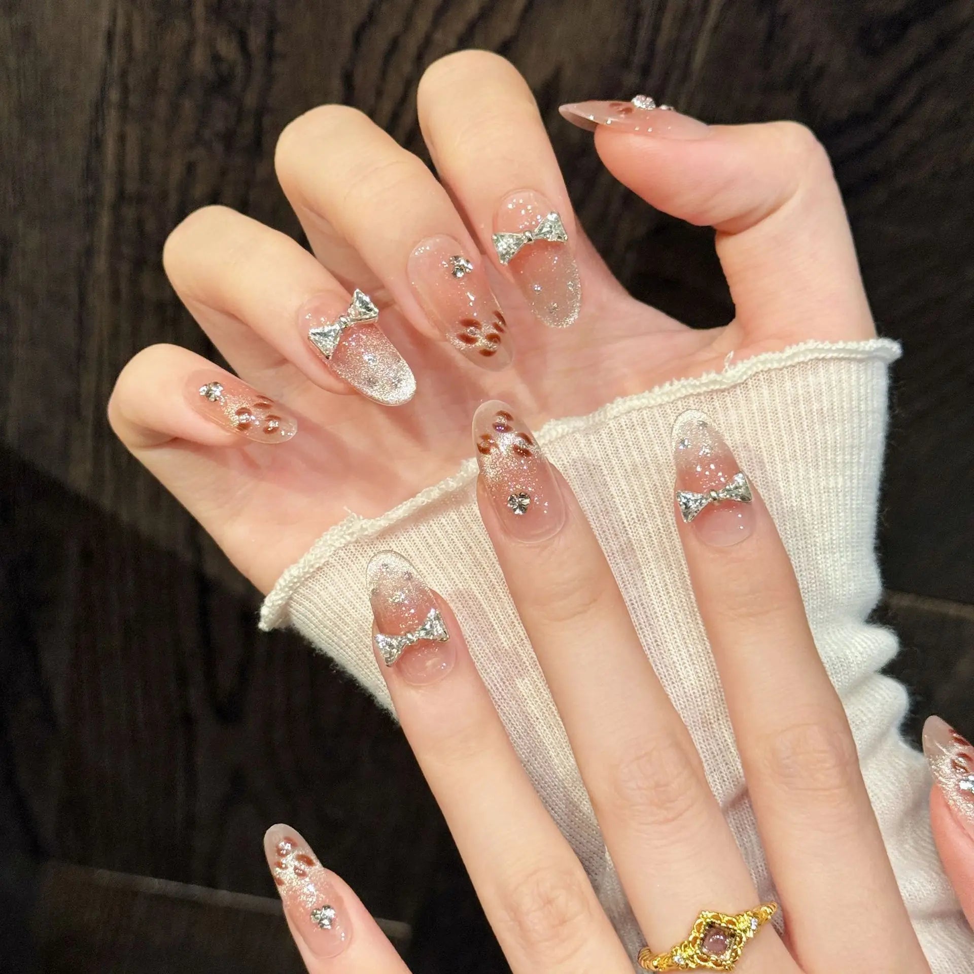 Faux ongles à pression Ovale Moyen Nude Dégradé Nœud Ornements Diamant - Faits main (Lot de 10)