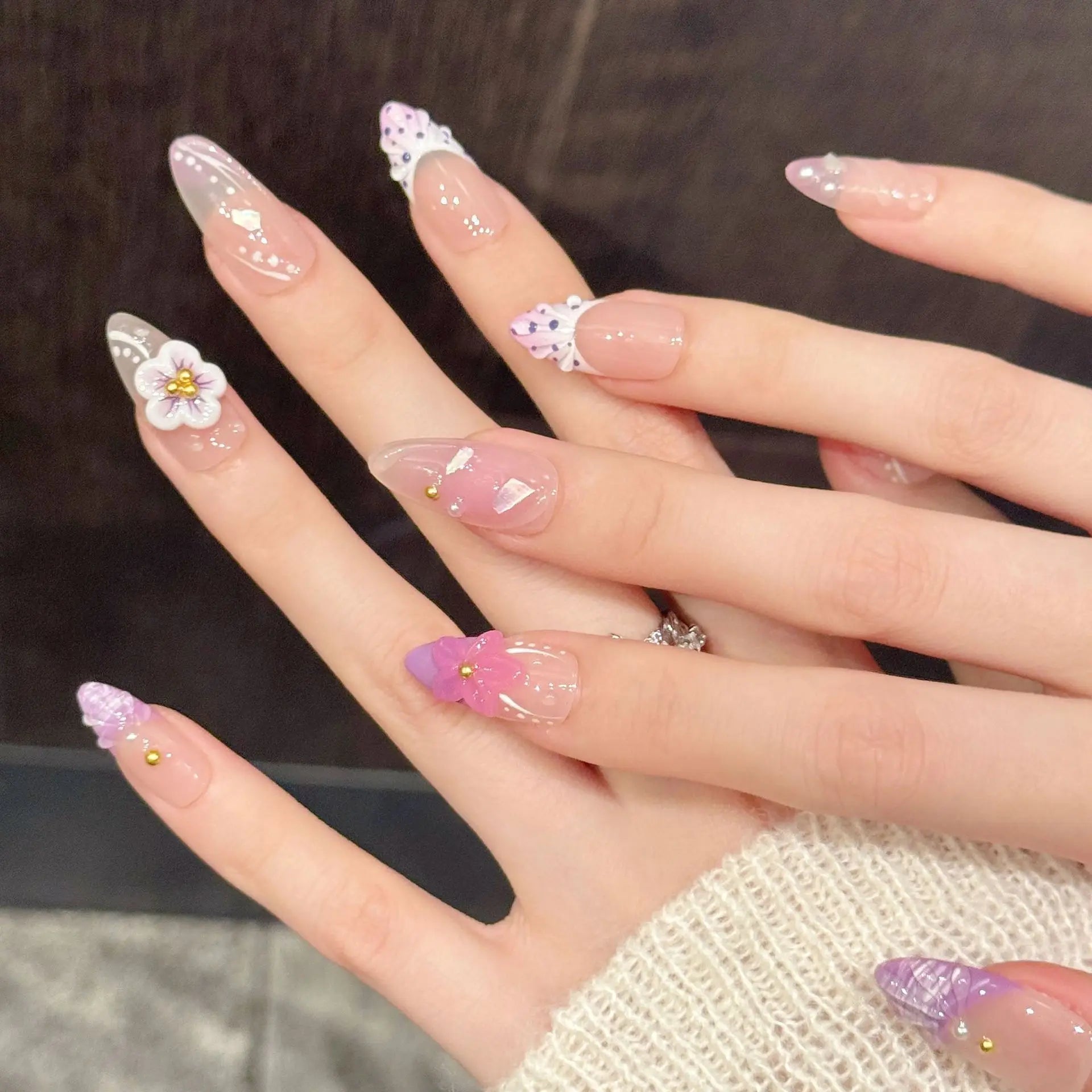 Faux ongles à pression Amande Moyen Rose Violet Fleurs Douces Girly Blanc - Faits main (Lot de 10)