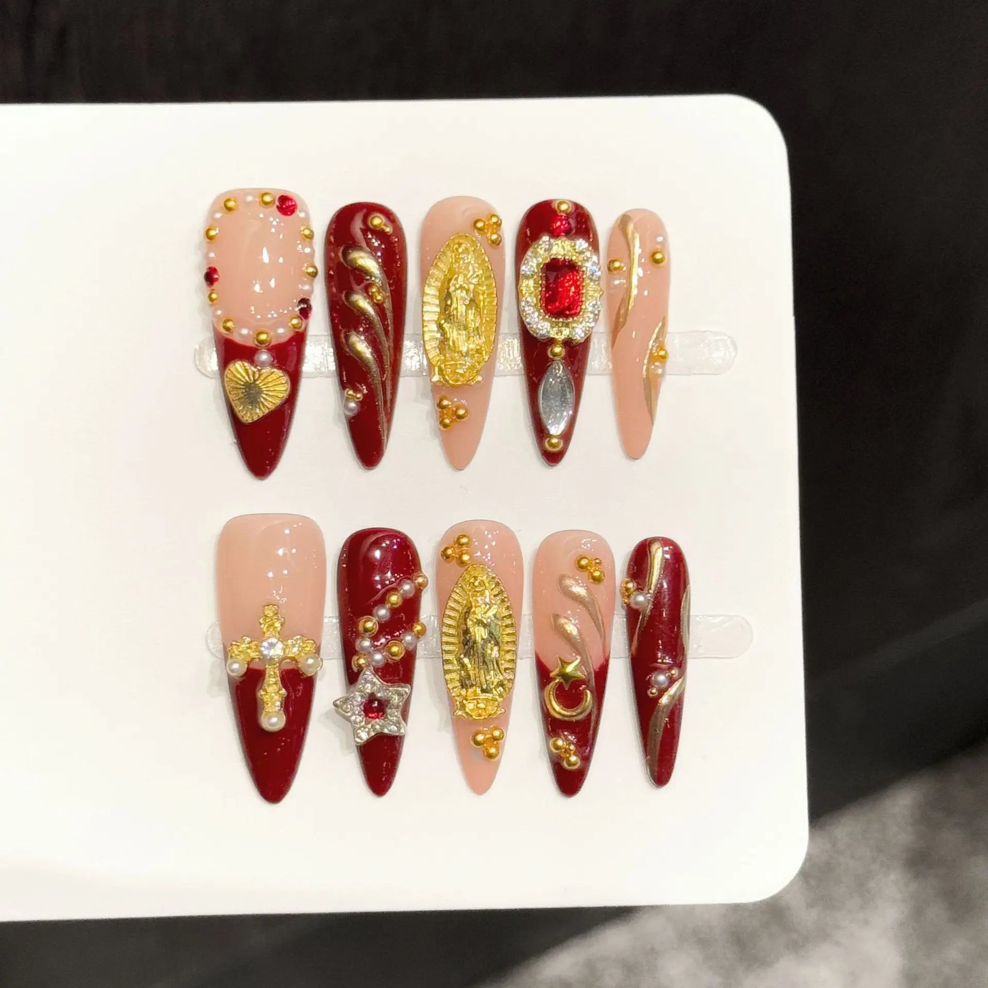 Faux ongles à pression Stiletto Long Rouge et Or Motifs Orientaux - Faits main (Lot de 10)