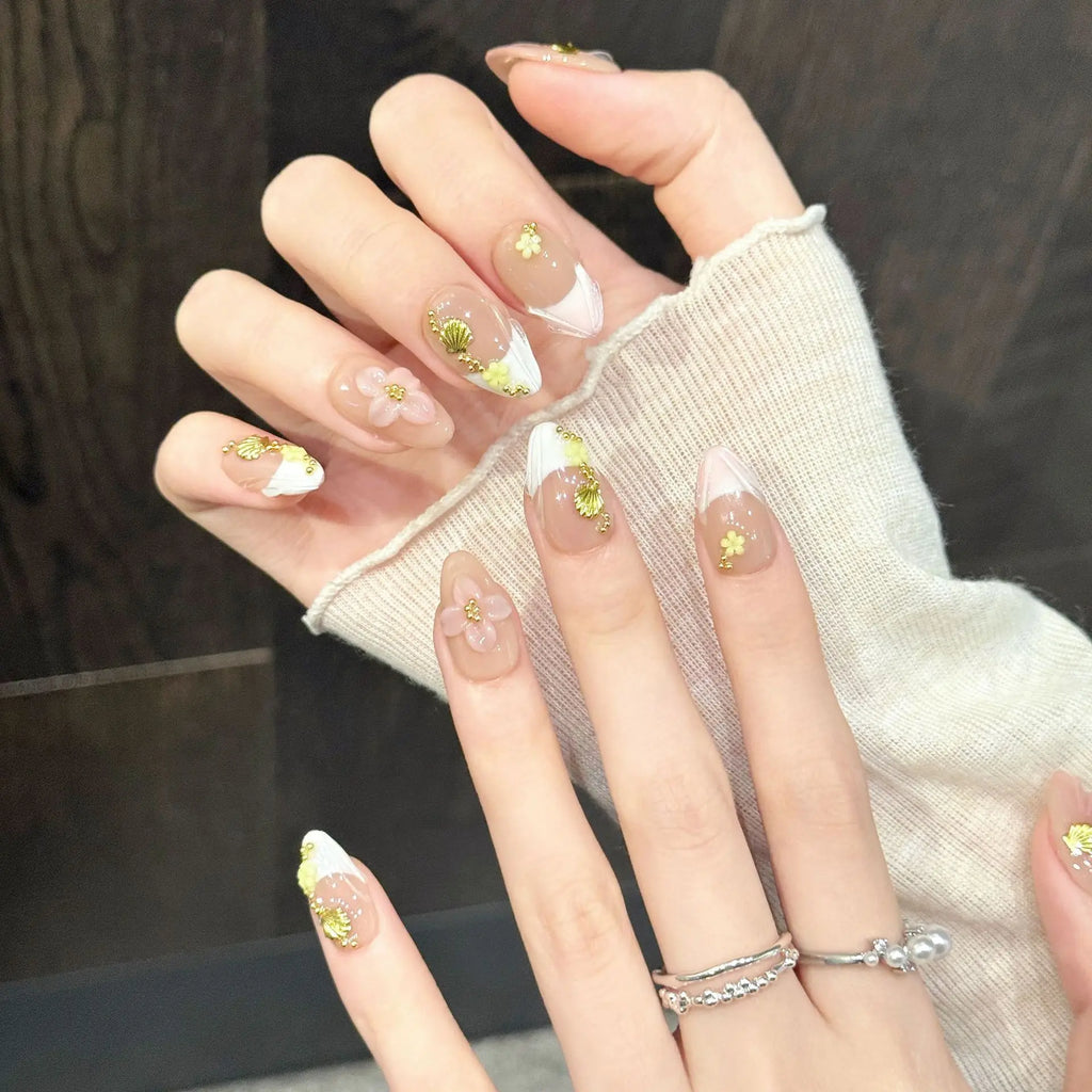 Faux ongles à pression Amande Beige Doré Feuilles Dorées et Ornements - Faits main (Lot de 10)