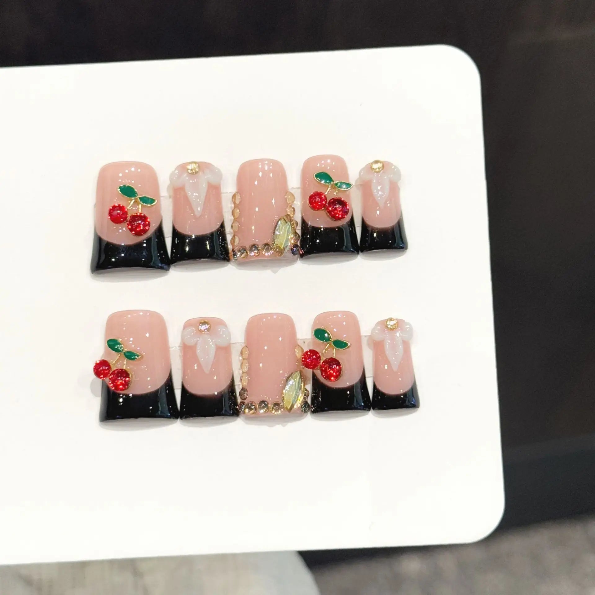 Faux ongles à pression Duck Moyen Noir Rouge Cerises French - Faits main (Lot de 10)